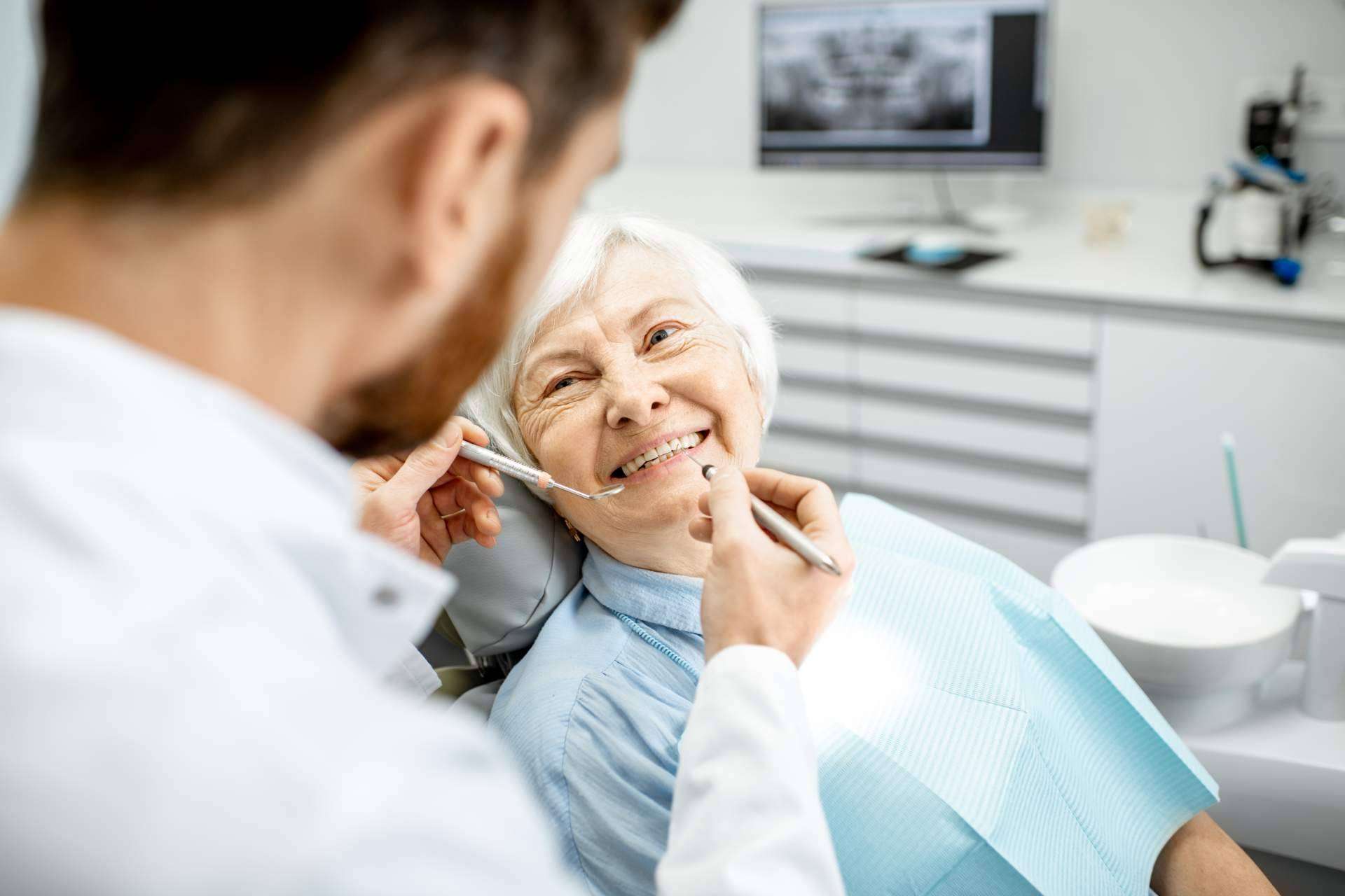 Colocar implantes en Valencia a pacientes con enfermedades periodontales es posible con los expertos de Clínica Viasalud