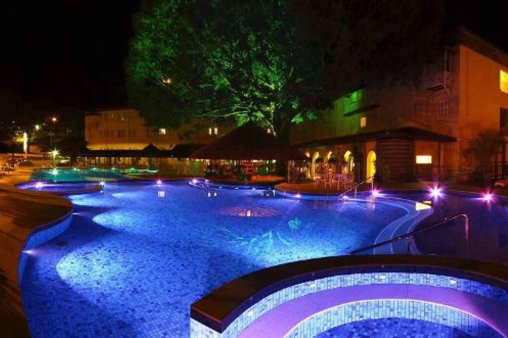 Iluminación para piscinas con focos LED en Warmpool