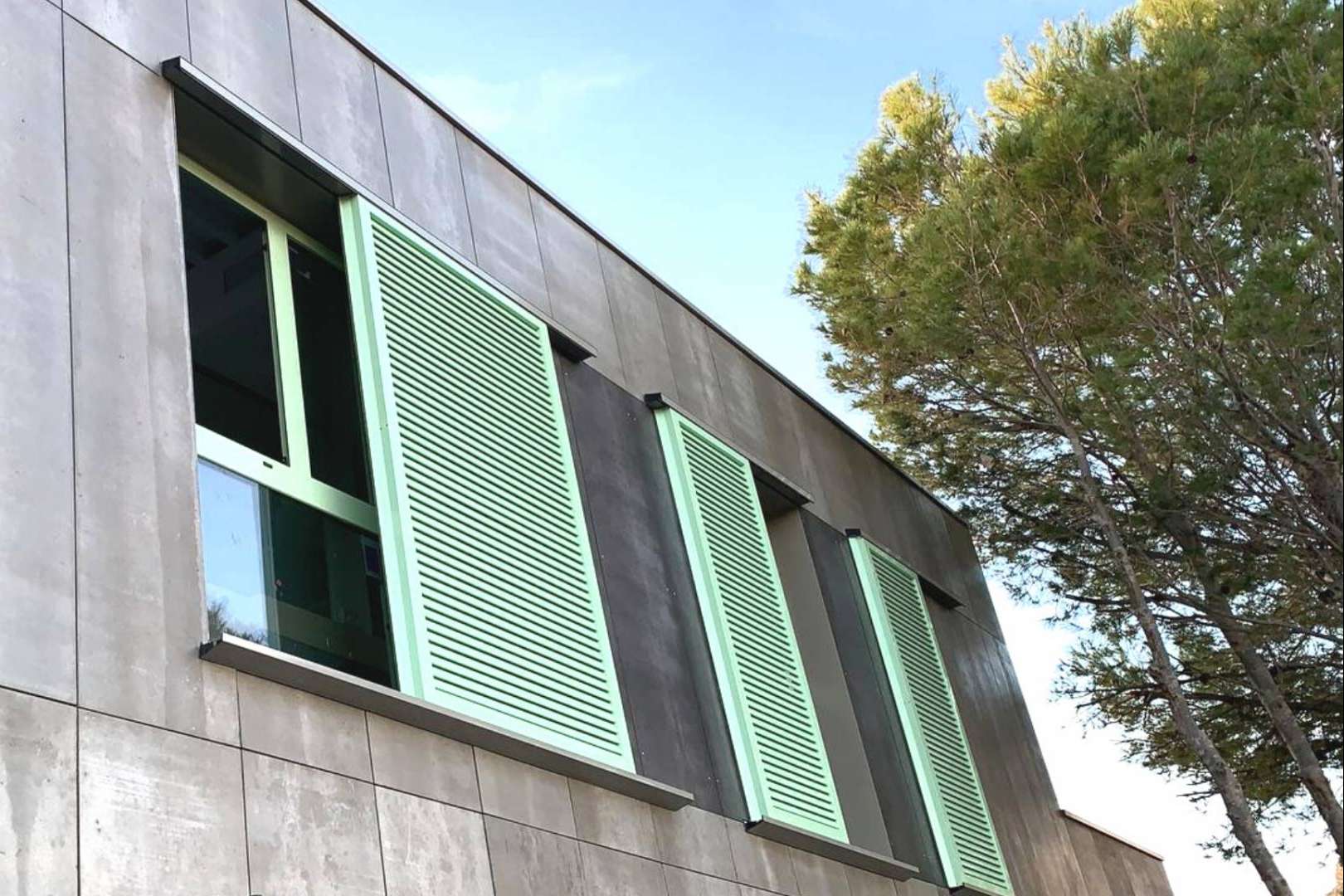 La empresa especialista Mallorlux expone los grandes beneficios de las contraventanas de aluminio