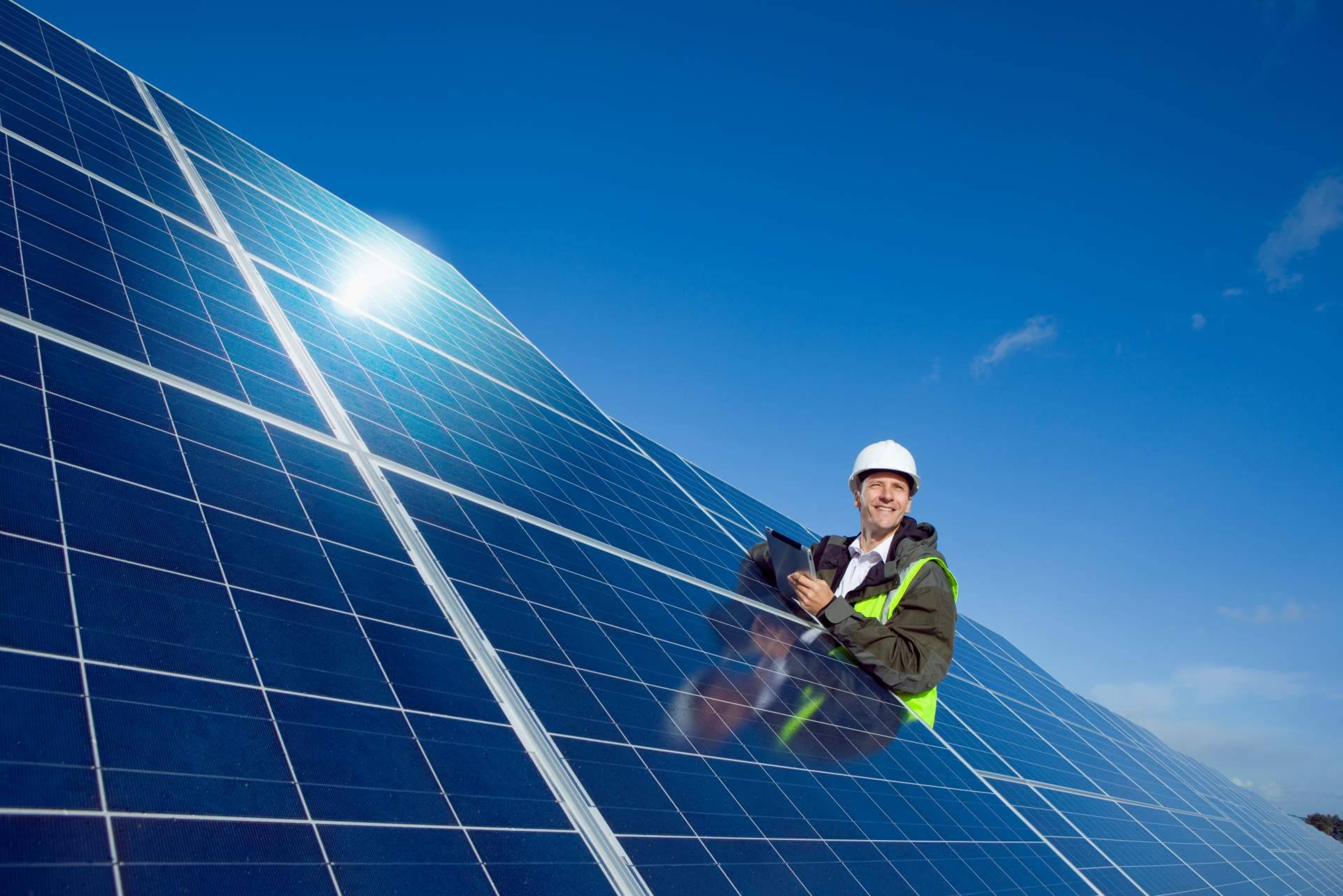 ¿Es posible ahorrar con placas solares en la factura de la luz?