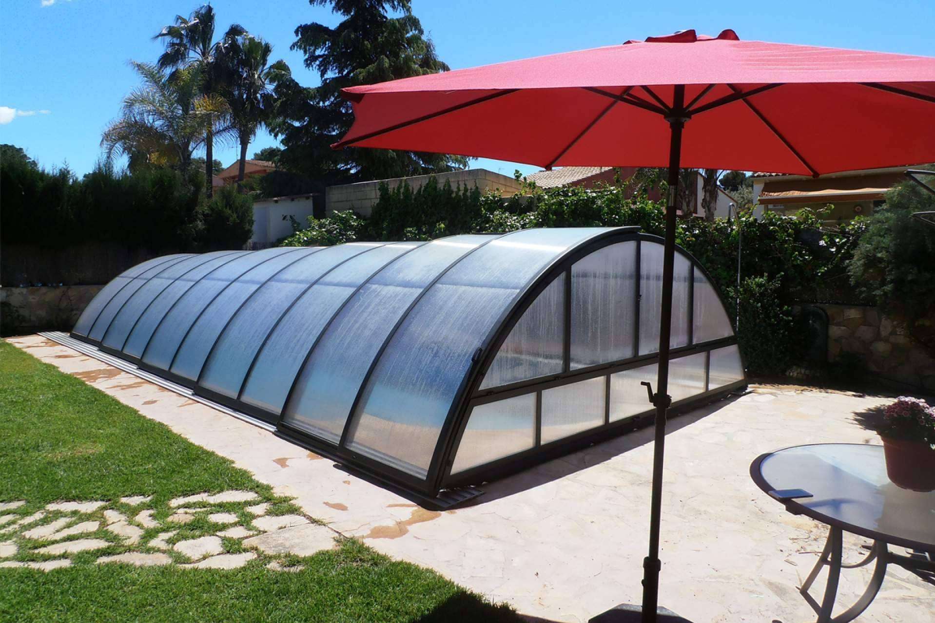 COVERTTO expone las ventajas de contar con una cubierta de piscina baja con carril como las del modelo Segóbriga