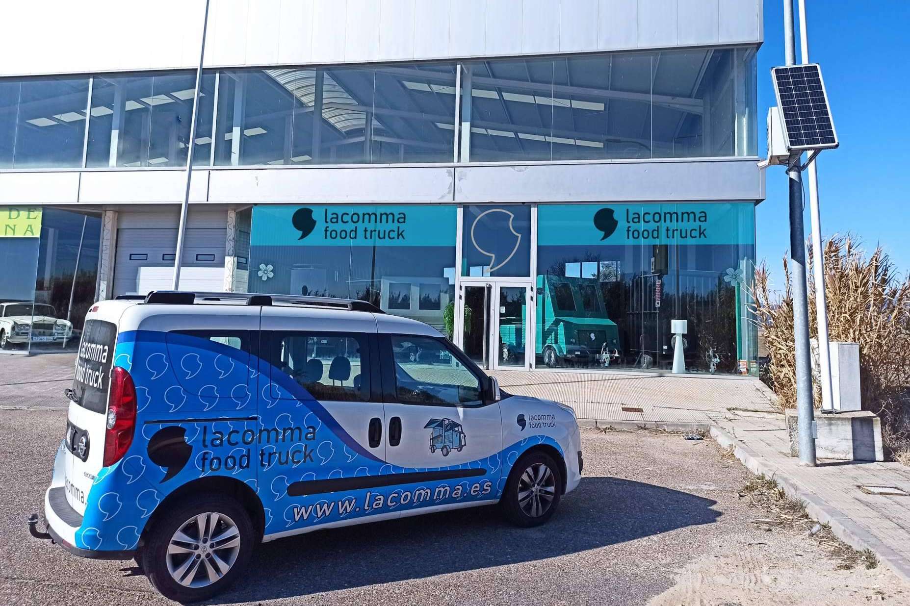 LACOMMA abre un punto de distribución de food trucks en el centro de la península