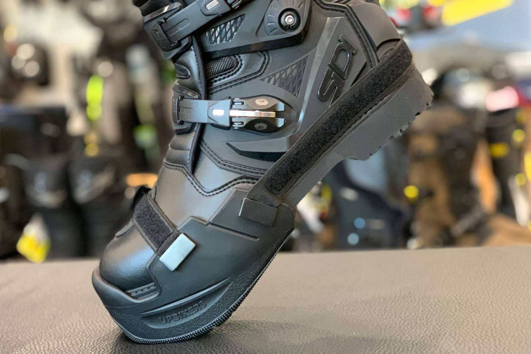 Cómo llegar mejor al suelo con la moto, por UPBIKERS