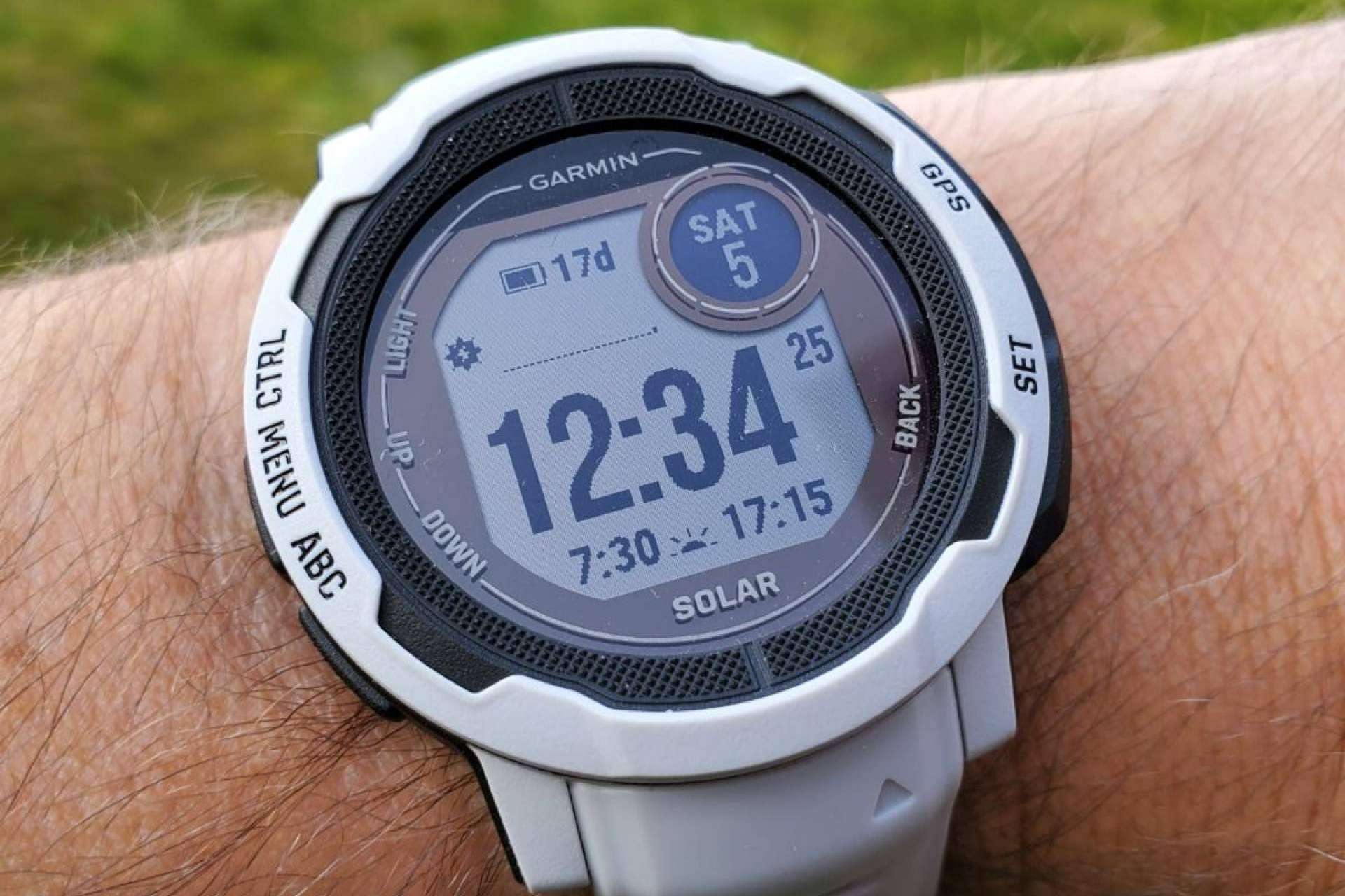 Llega al mercado el primer smartwatch con batería infinita de Garmin, así es el Garmin Instinct 2 Solar