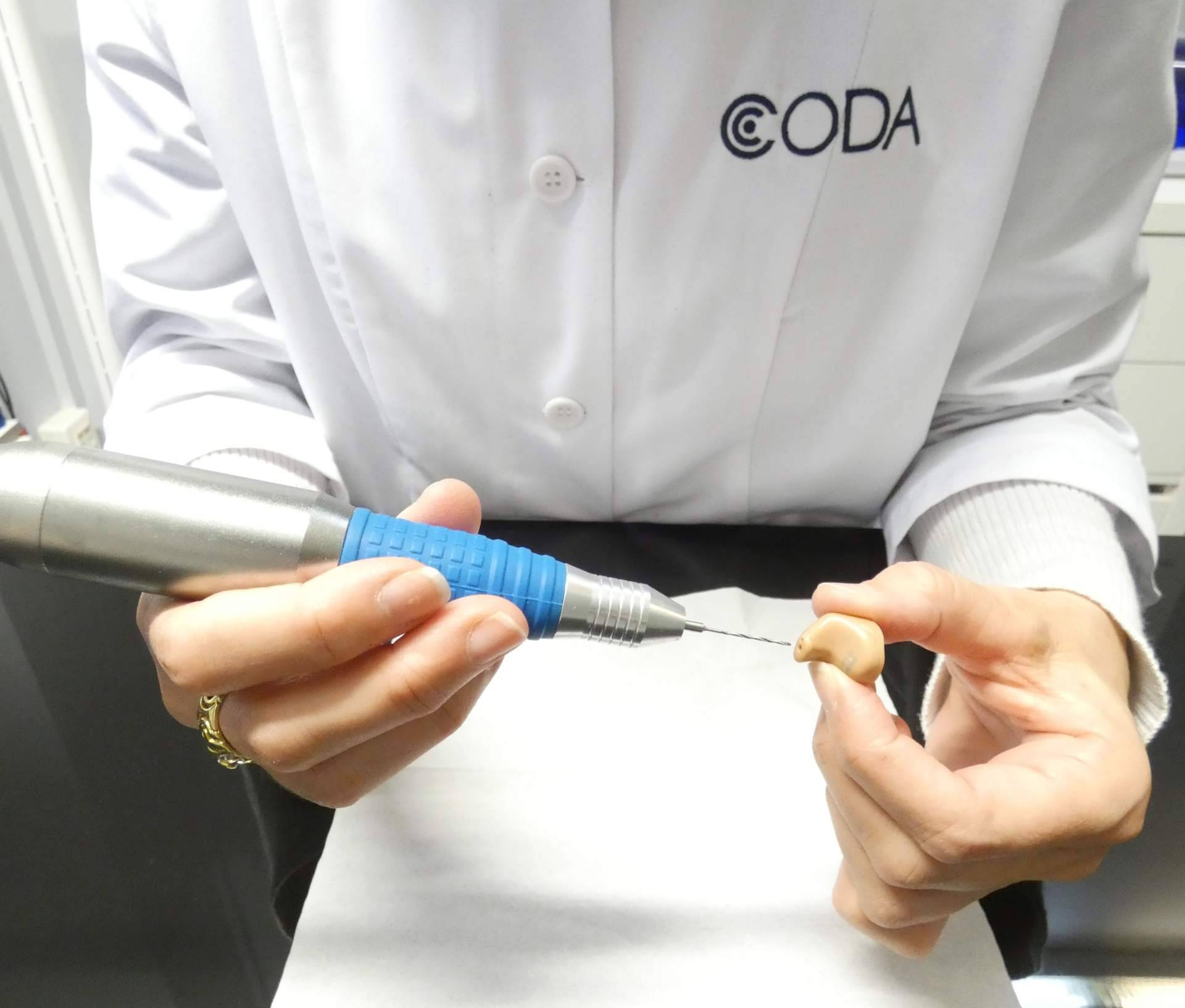 Clínica Coda ofrece servicios de reparación de audífonos en toda España