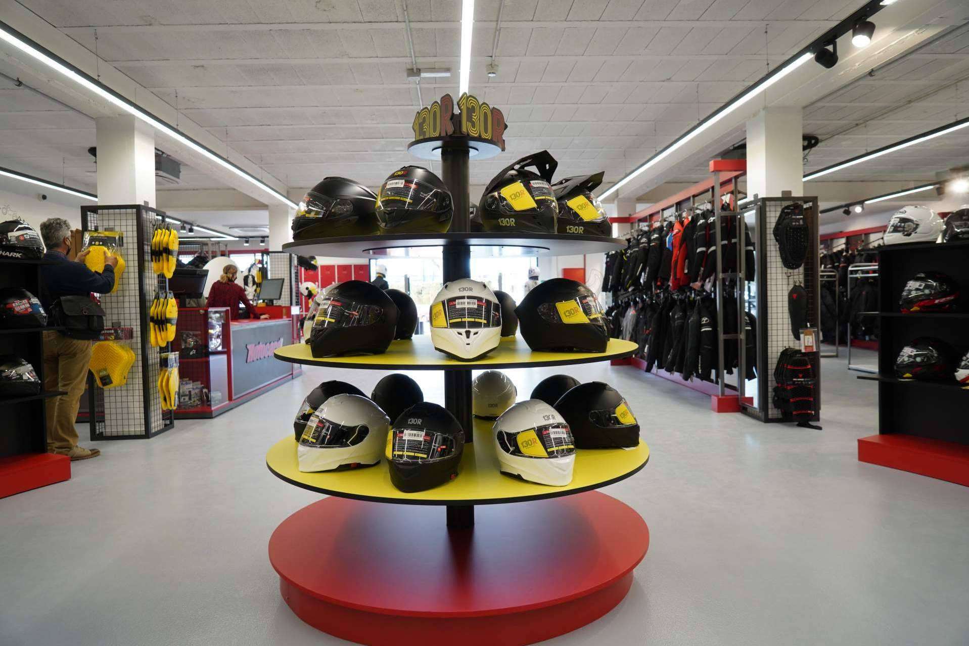 Motocard rinde homenaje a Luis Salom en su nueva tienda de Mallorca