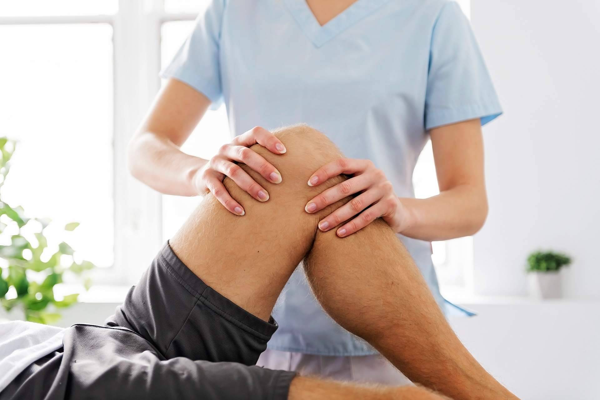 La importancia de tratar las dolencias físicas desde la raíz, por FisioClinics Madrid