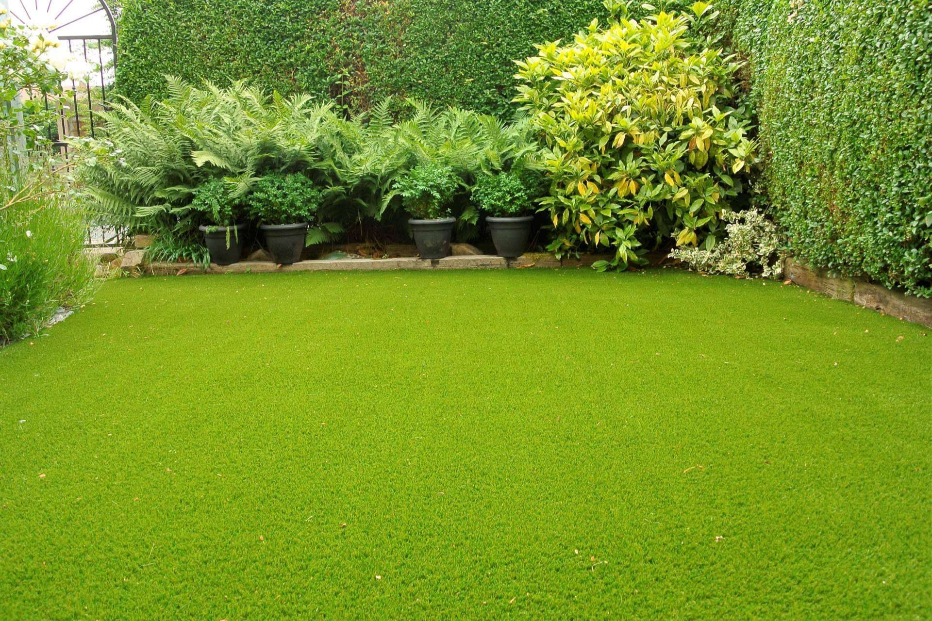 ¿Cuáles son las ventajas de contar con césped artificial en el jardín?