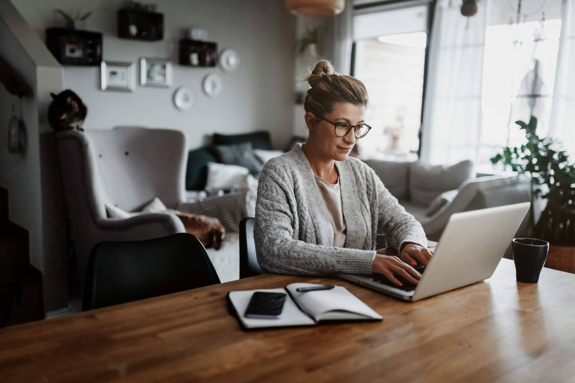 ¿Cómo teletrabajar con mobiliario ergonómico y económico?