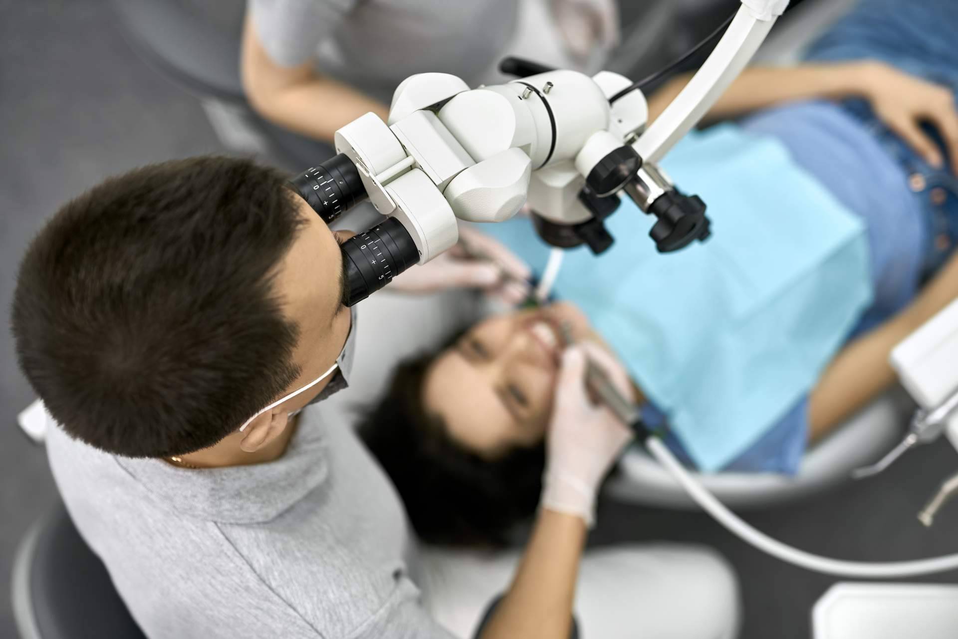 El doctor Esteban Russo dirige la sede de Doctores Dental en Puerta Bonita, distrito de Carabanchel