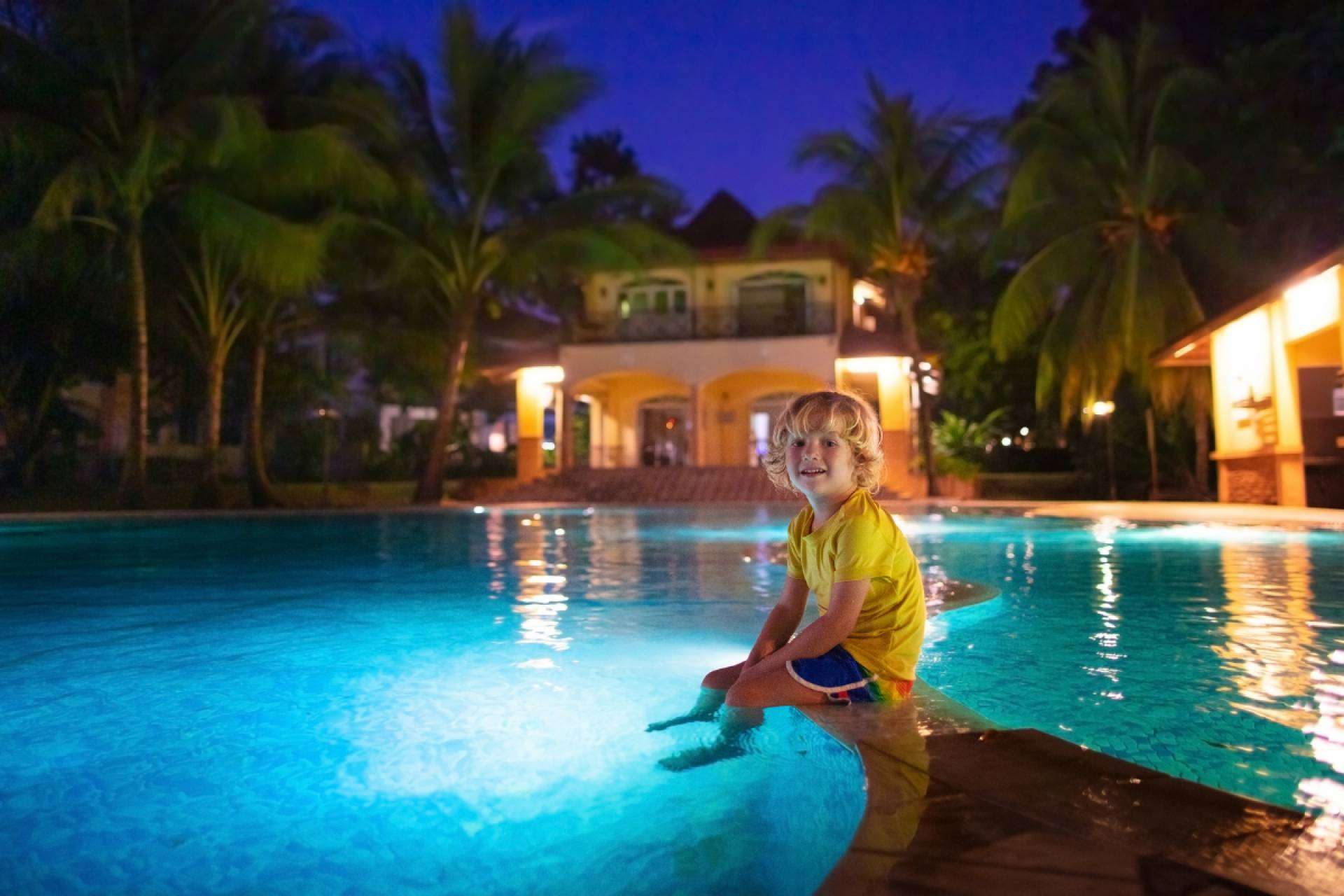 Iluminación domótica para piscina de la mano de la empresa Warmpool
