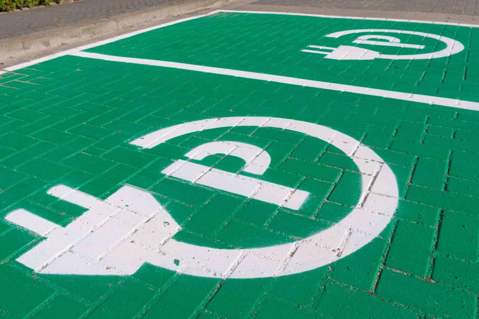 Smart Wallboxes apuesta por cargar el coche eléctrico en los parkings de las empresas para atraer a más clientes