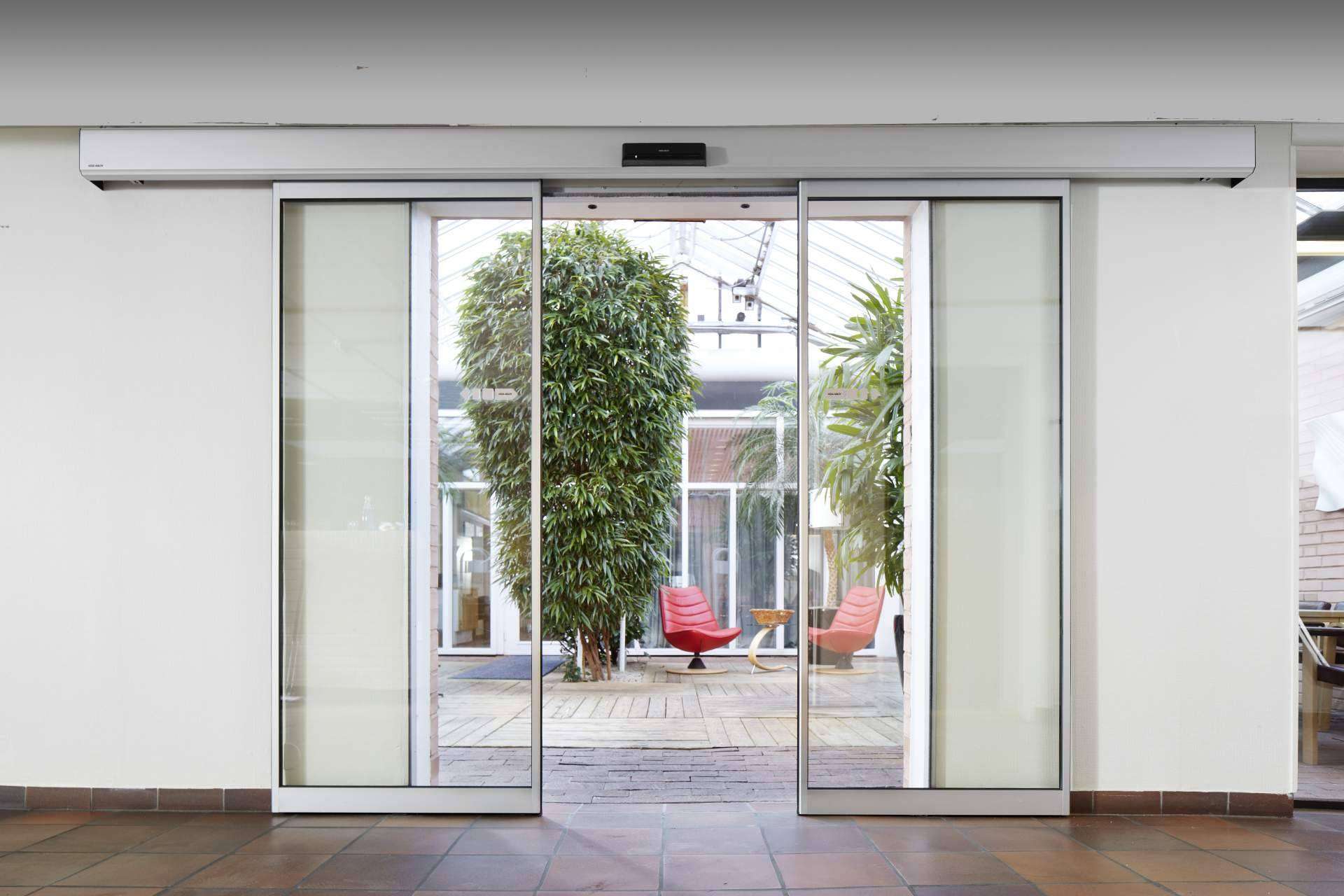 La apuesta por la sostenibilidad de ASSA ABLOY mediante sus soluciones industriales y puertas automáticas