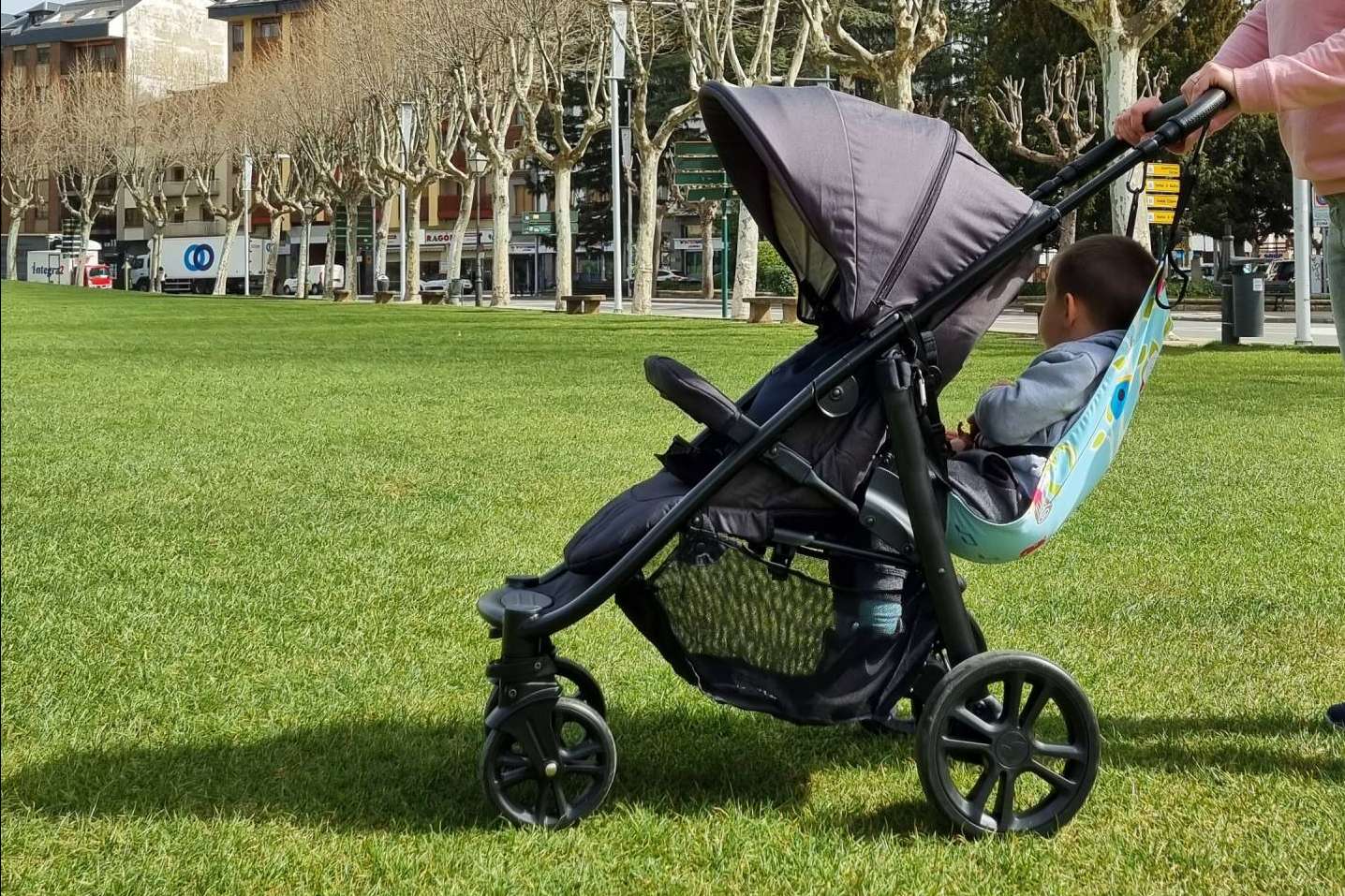 Llevar a dos niños en el mismo carro con la silla auxiliar de amaBABY
