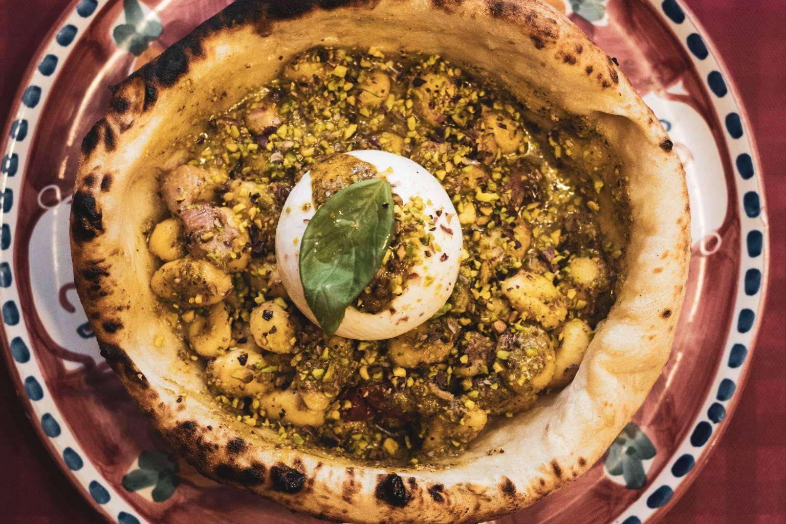 El restaurante italiano Spaccanapoli Barcelona, ubicado en el barrio Ciutat Vella, ofrece platos para todos los gustos