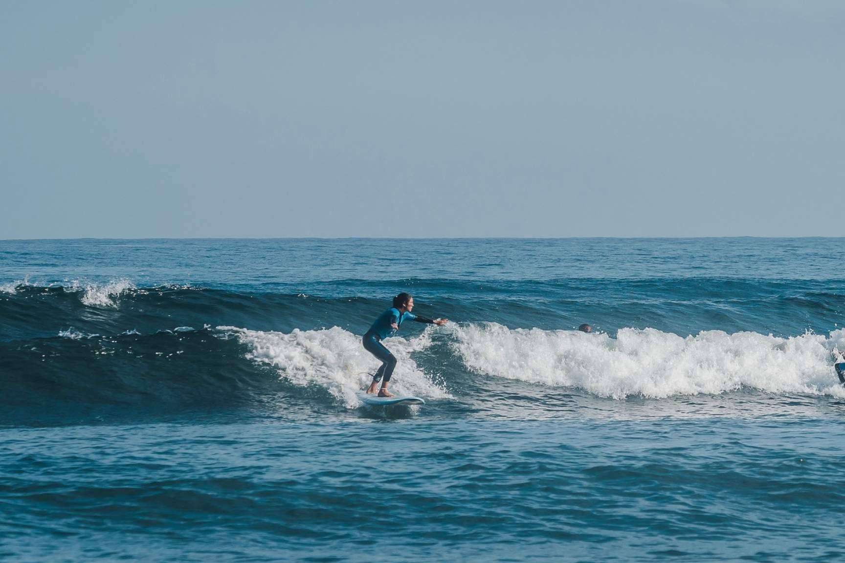 Personas de todas las edades pueden encontrar clases en el surfcamp Las Dunas