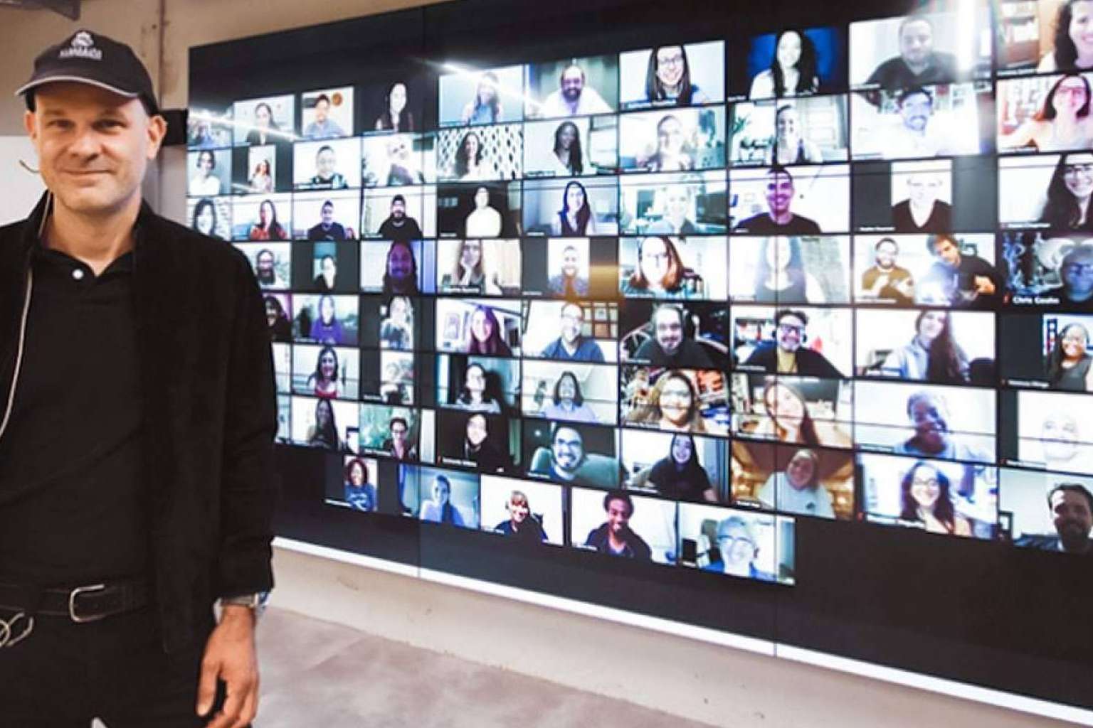Celebrar eventos virtuales que conecten con la audiencia en el plató virtual de Mastermind Place en el centro de Madrid