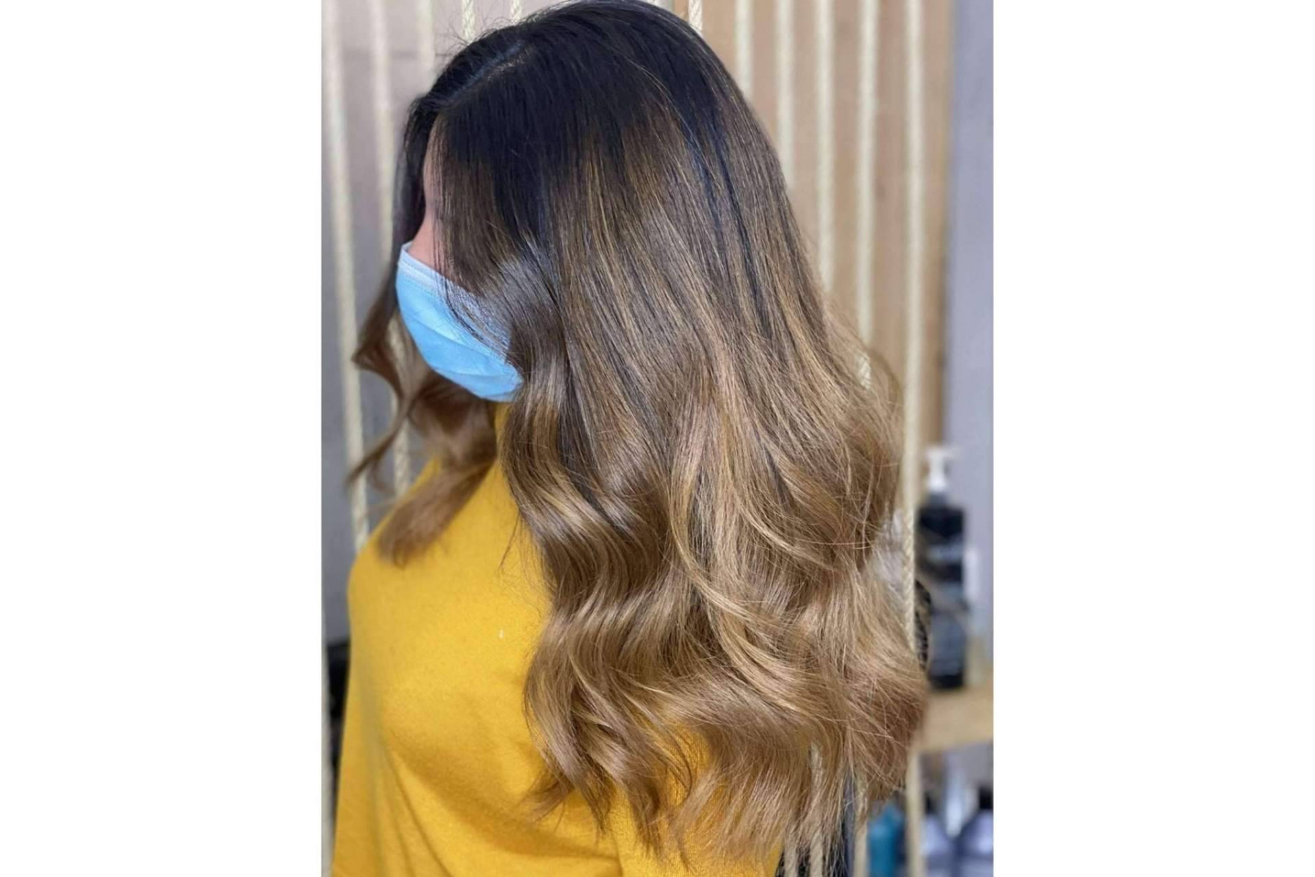 Encontrar especialistas en las últimas técnicas en coloración capilar como el balayage Madrid es posible en DIM Salón