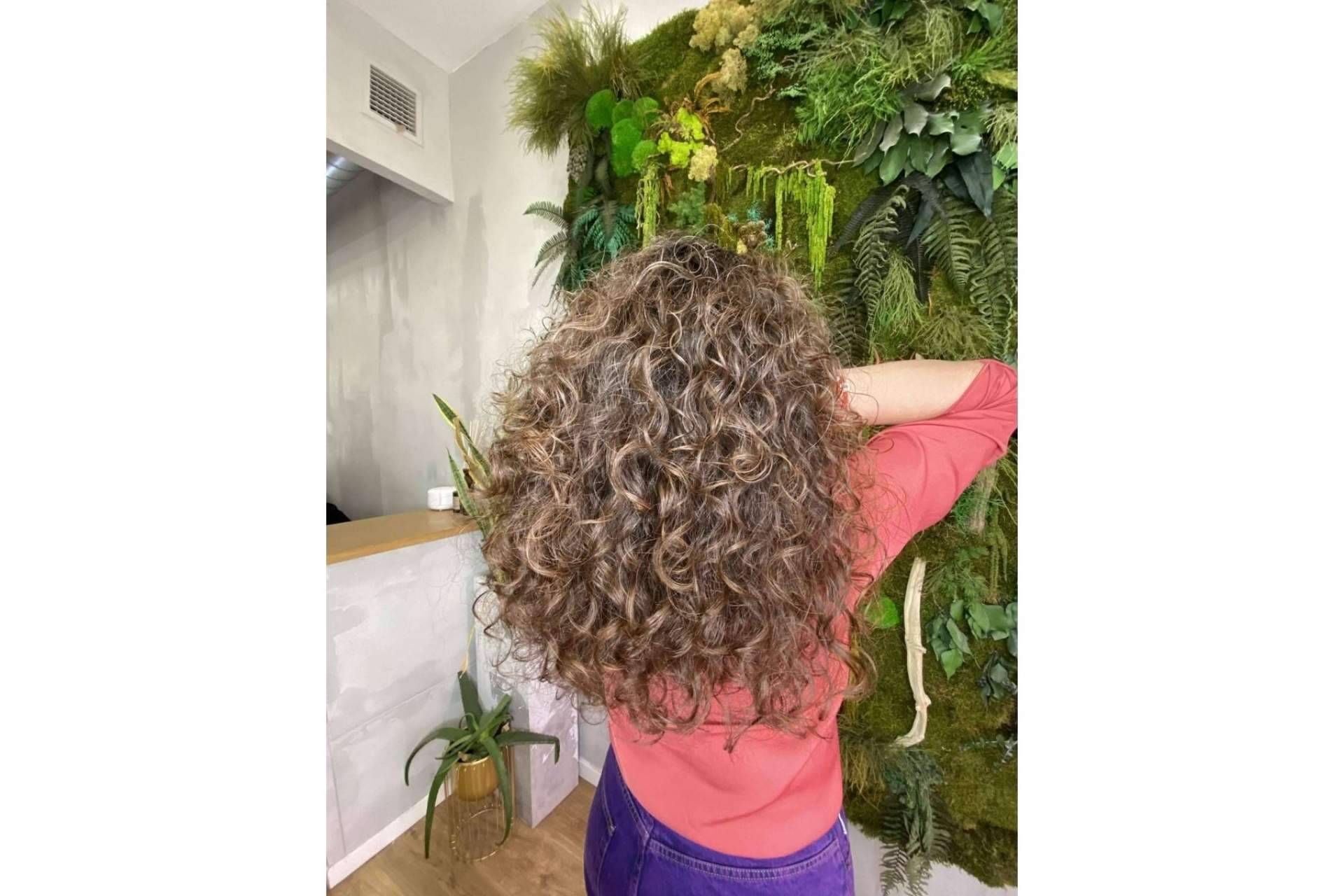 El método curly perfecto para el pelo rizado ante la llegada del verano, el tratamiento Curly Botanic Lifting Orgánico, por DIM Salón