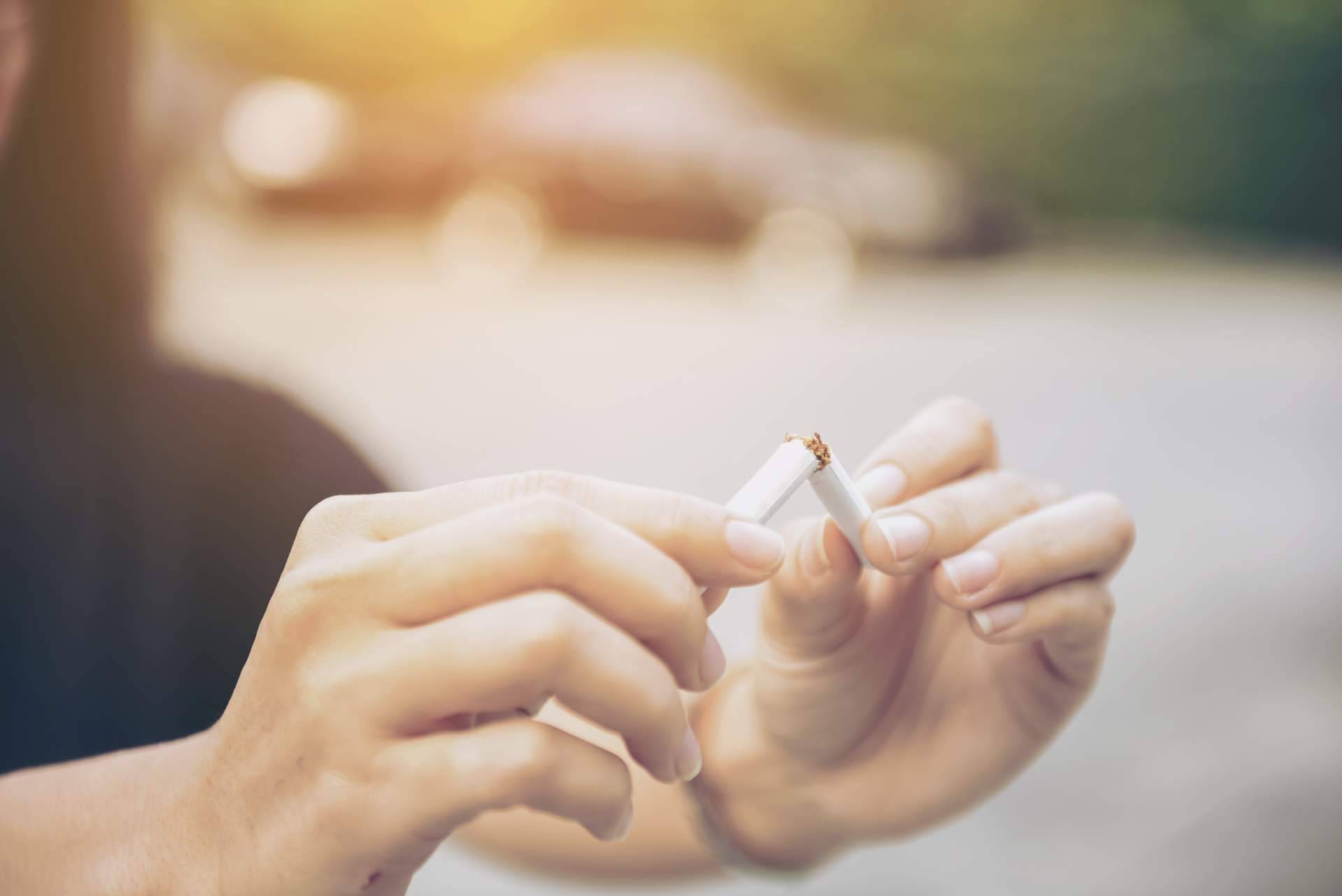 Dejar de fumar con el libro titulado 'Libre de tabaco'