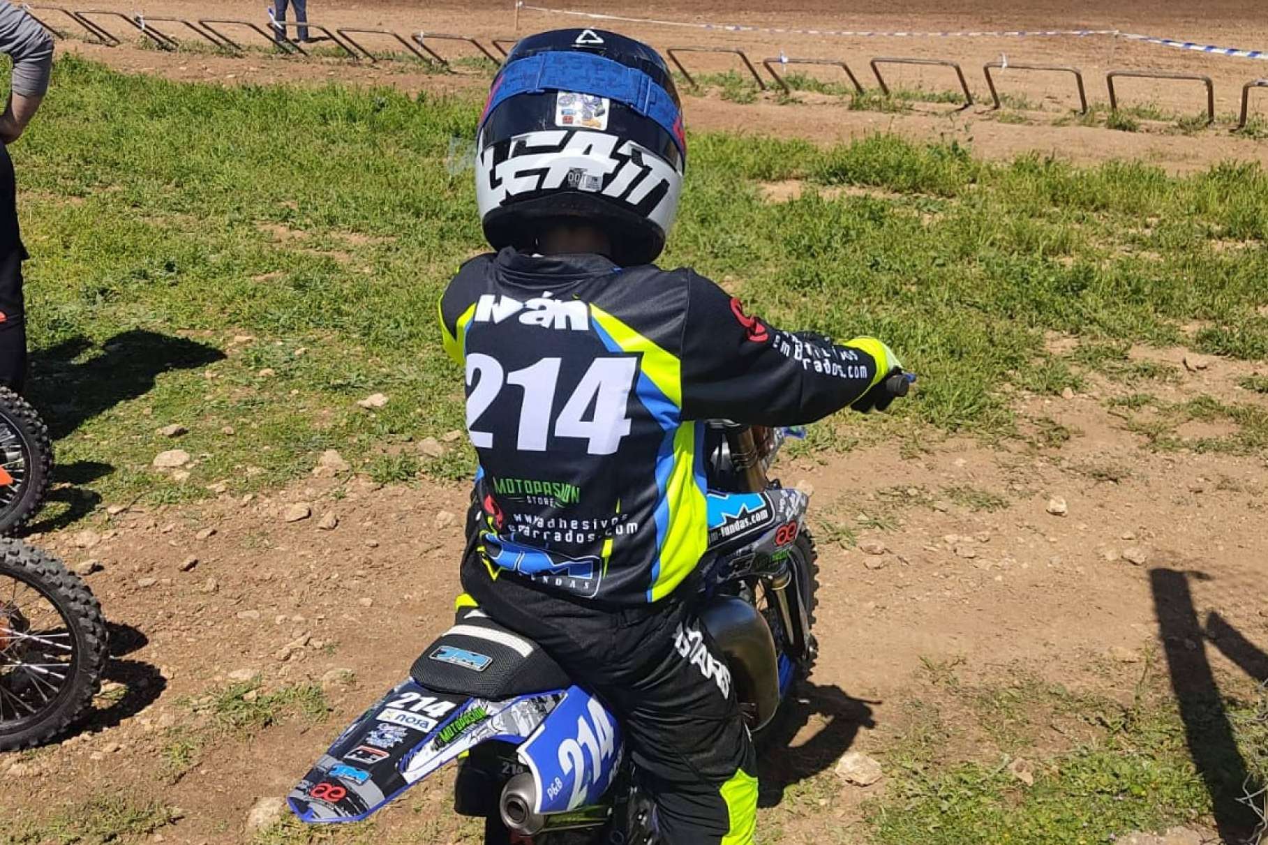 ¿Cómo es la ropa de motocross personalizada de ADHESIVOSEMBARRADOS?