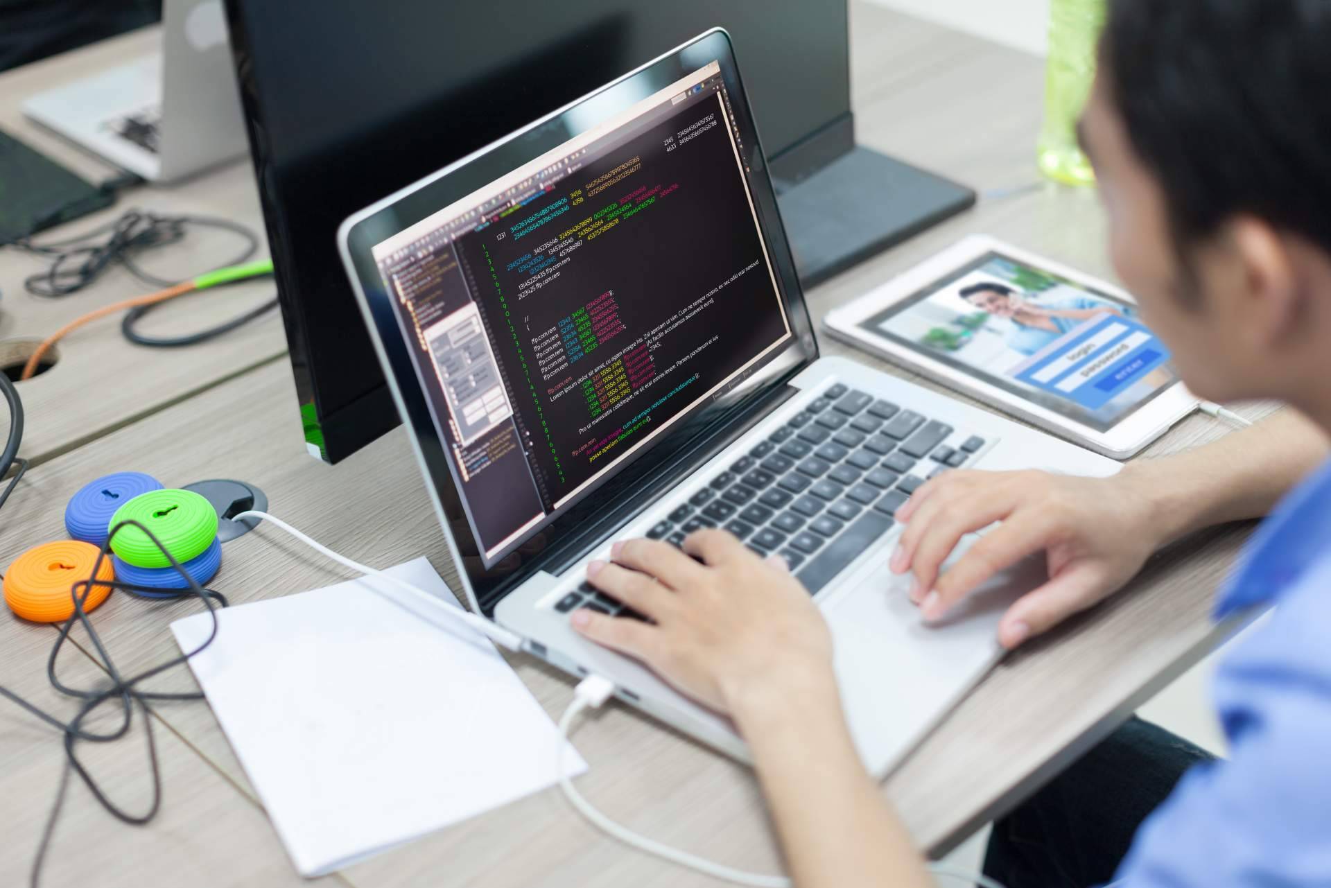 ¿Cómo es el servicio de desarrollo web de AKX Development?