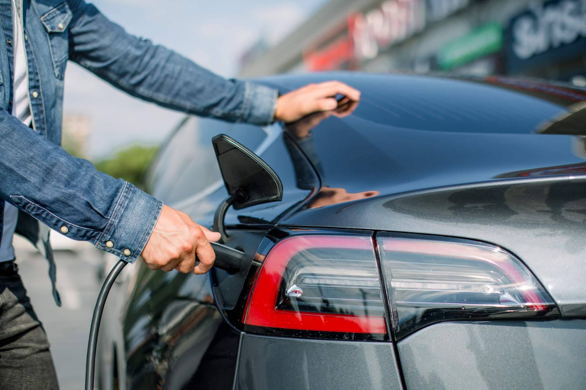 La marca Smart Wallboxes explica cómo cargar un coche eléctrico