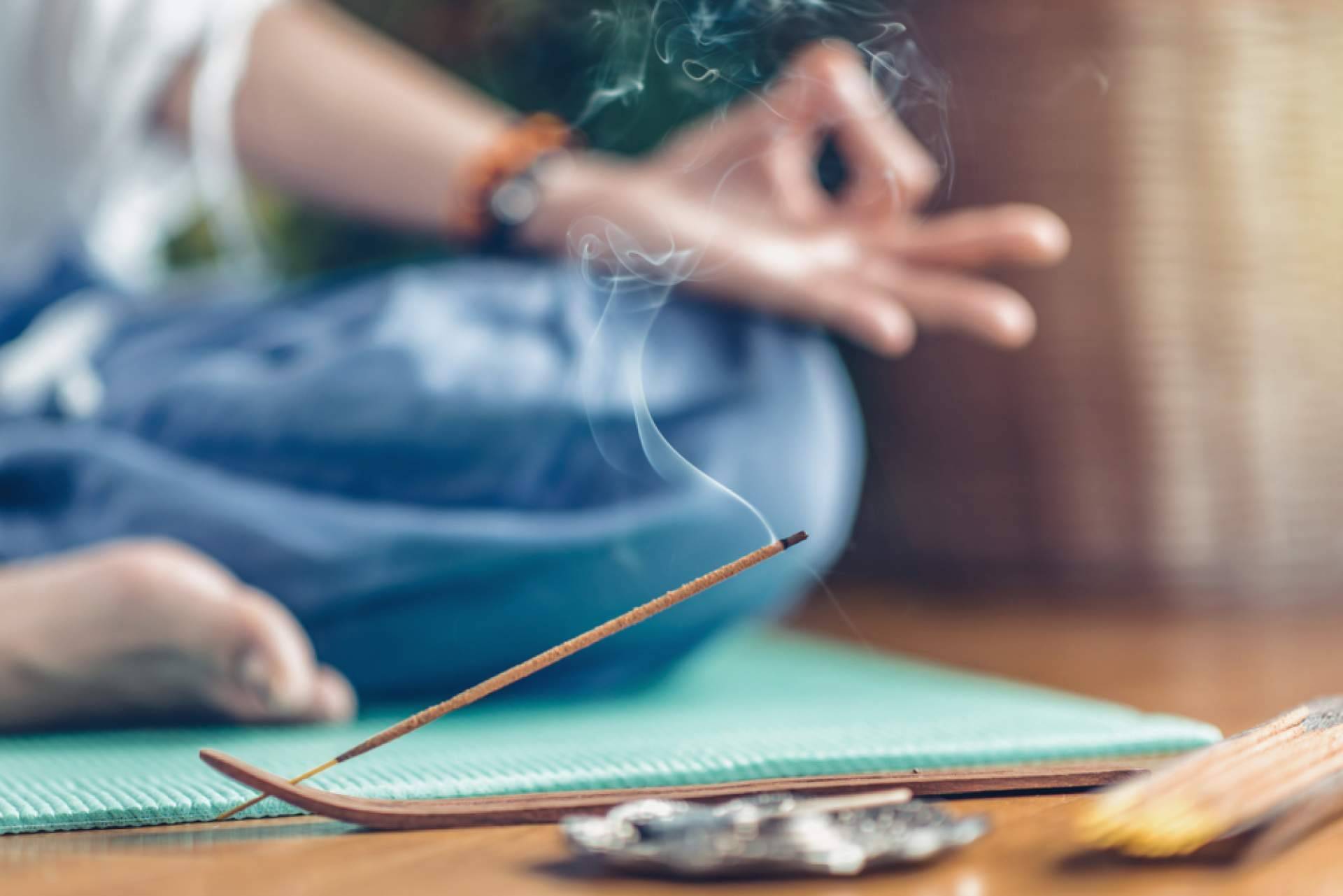La Luna de Buda sobre los beneficios de utilizar incienso