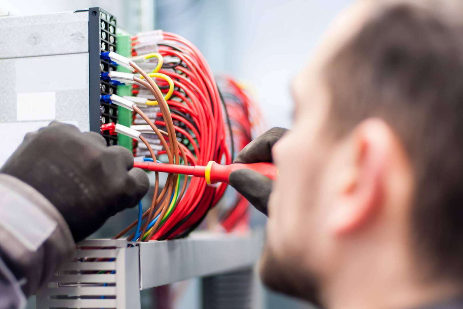 La empresa Savelec de electricistas Valencia que se encarga de llevar a cabo certificados eléctricos
