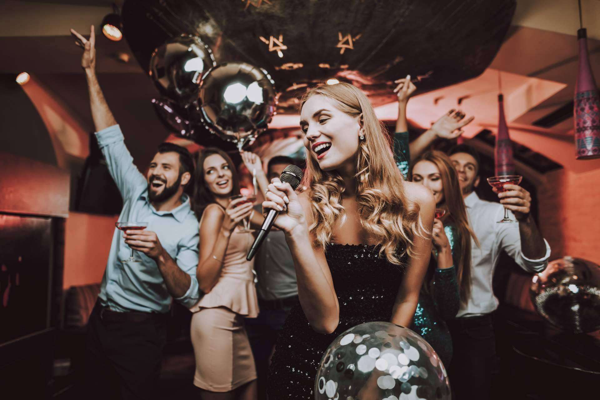 Más de 30 años de experiencia en el sector del ocio nocturno con karaoke, un aspecto destacado del equipo de Karaoke Katakana Madrid