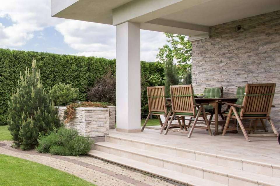 ¿Dónde encontrar muebles de jardín y baño baratos por liquidación? Muebles & House