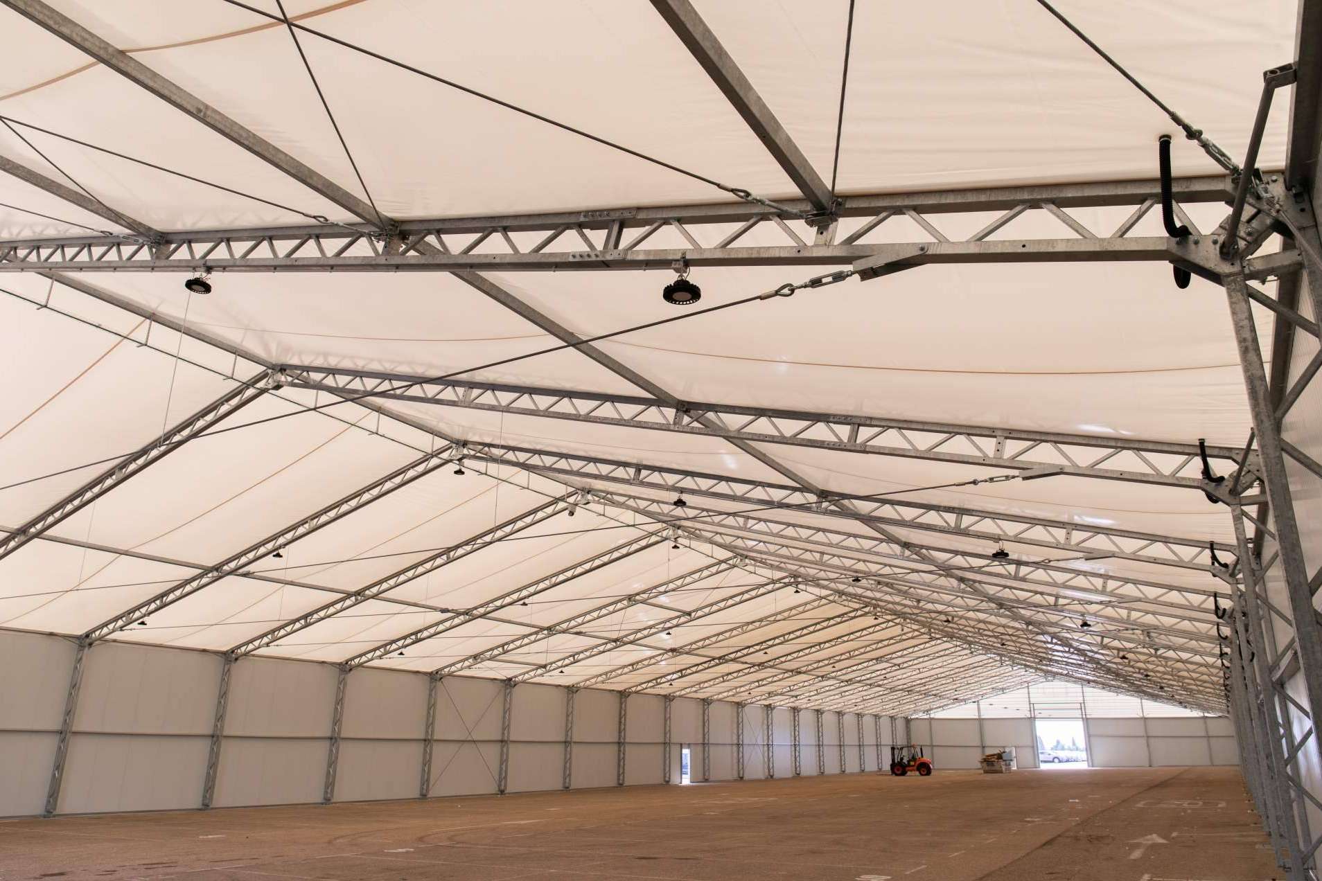 La instalación de carpas industriales para proteger todo tipo de mercancías, por Grup Vall