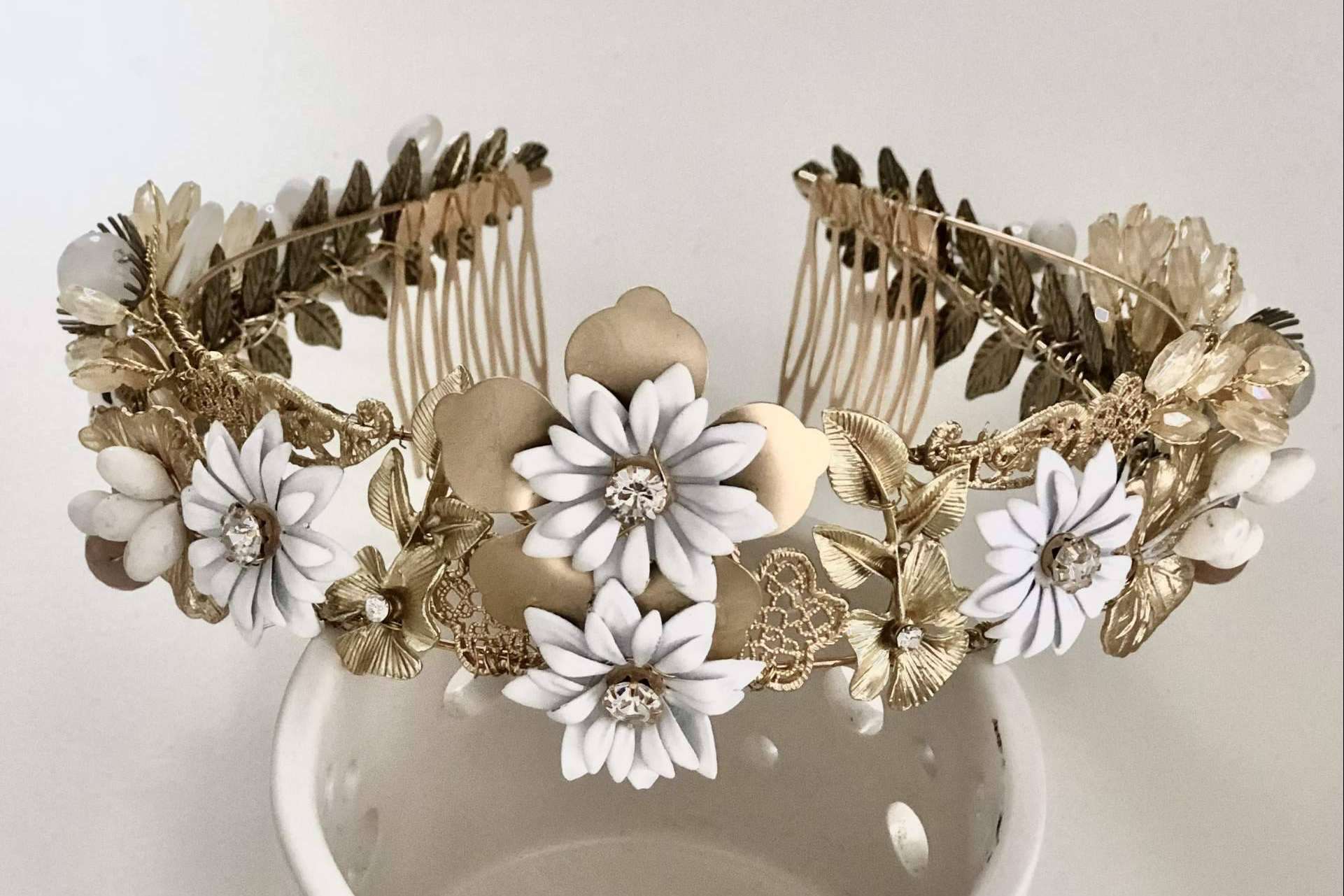 La diseñadora Carmen Fernández dispone de tiaras, coronas y tocados de novia