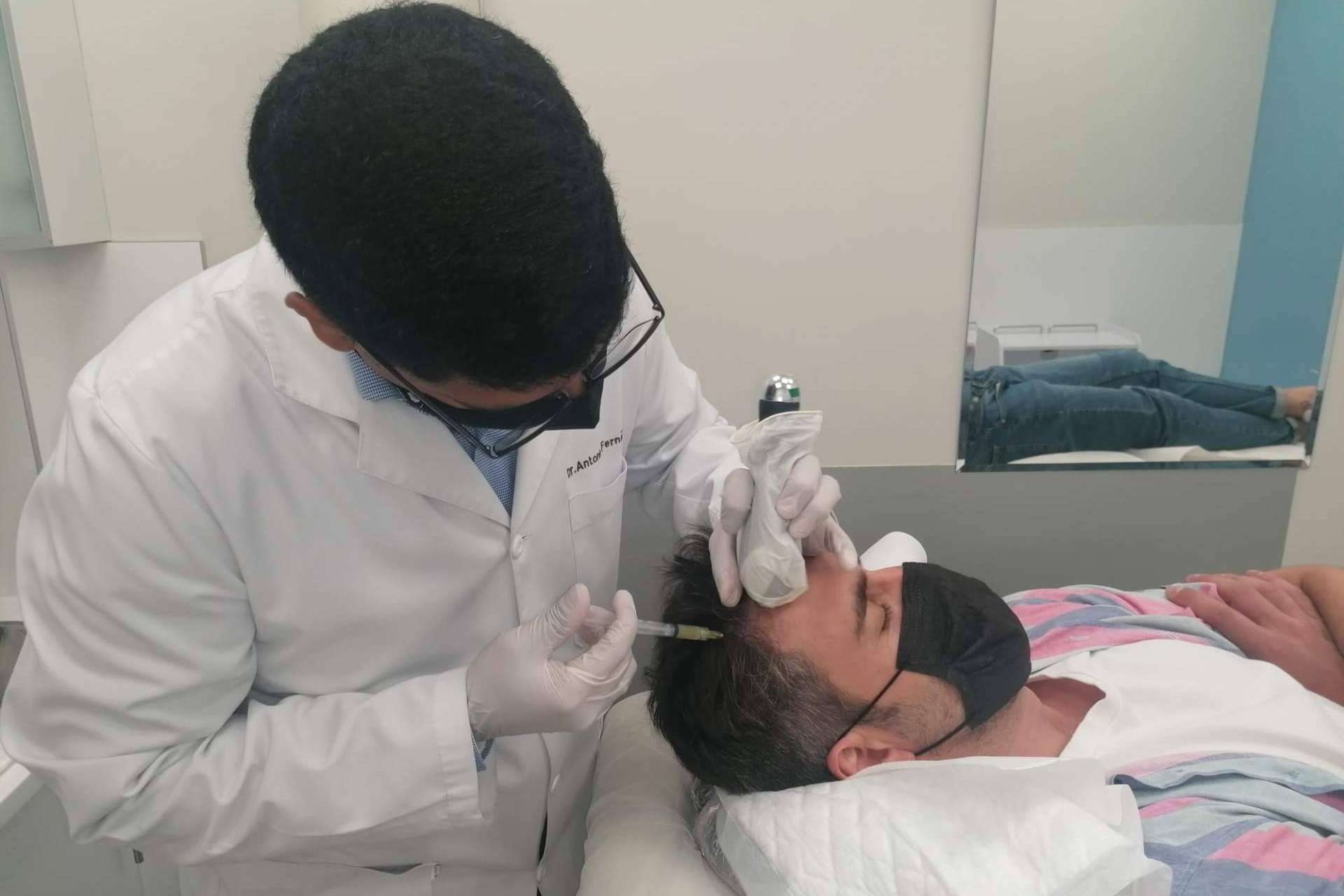 El Dr. Antonio Fernández Brito lleva a cabo el microinjerto capilar en Madrid en Microcapilar Hair Clinic