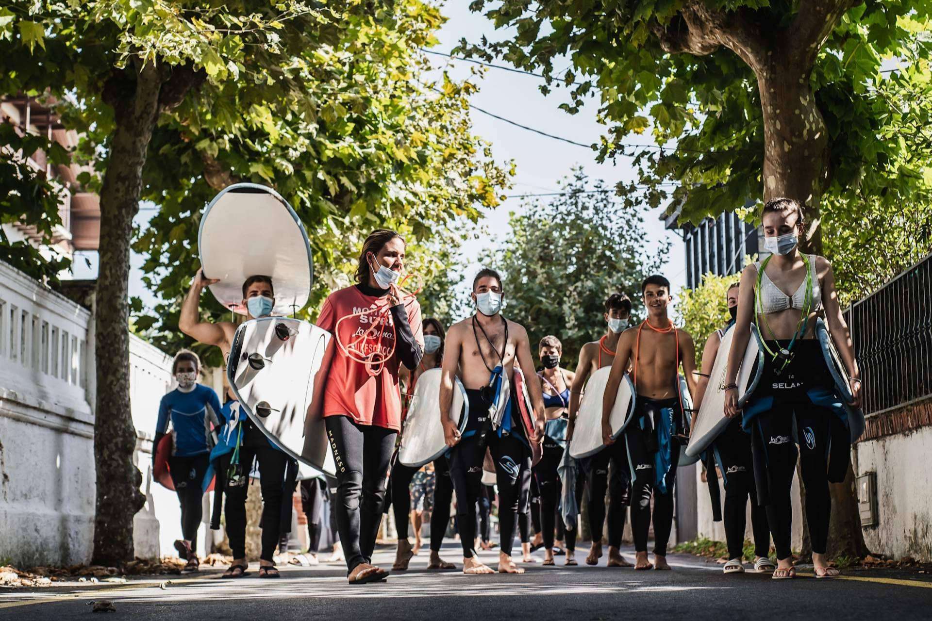 Los campamentos de surf están de moda entre los más jóvenes