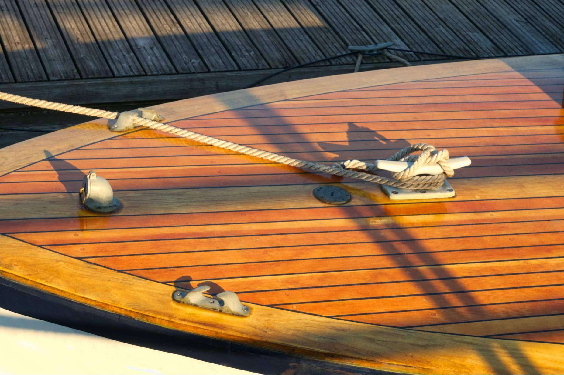 Marine varnish and teak oil permite proteger la madera de los barcos