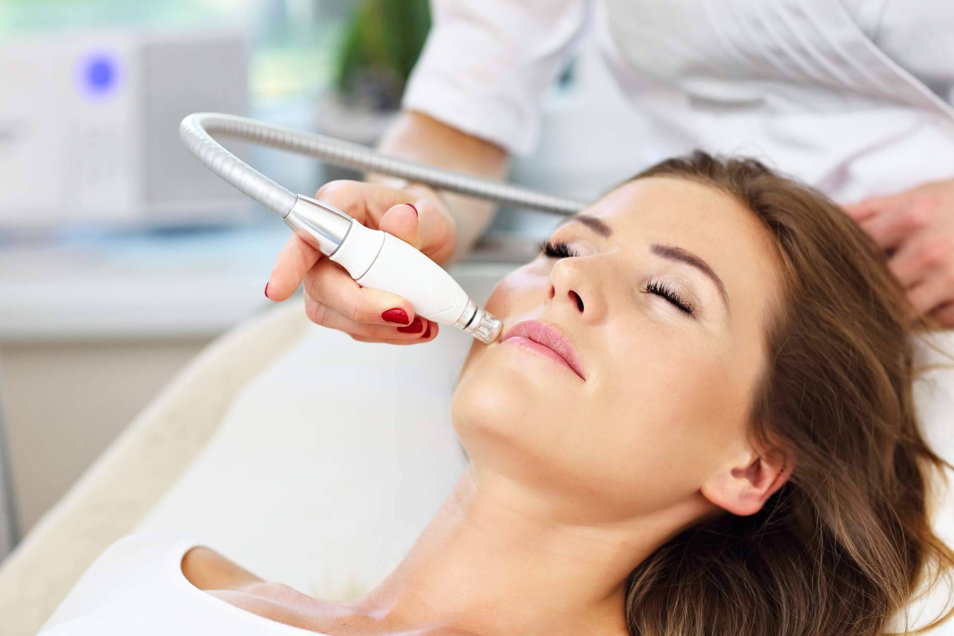 Máquina Hydrafacial para tratamientos faciales no invasivos, por Comercial Estética