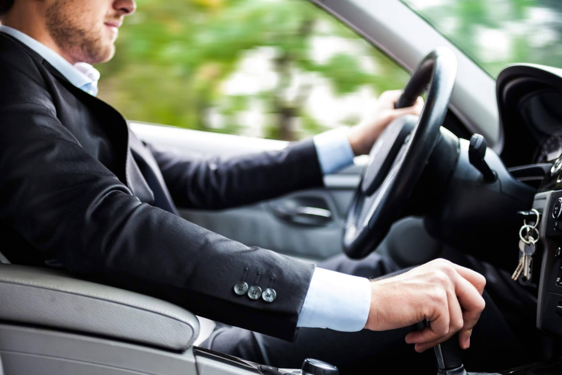 Alquiler de coches de lujo para destacar en cualquier evento, con Renta Car Deluxe