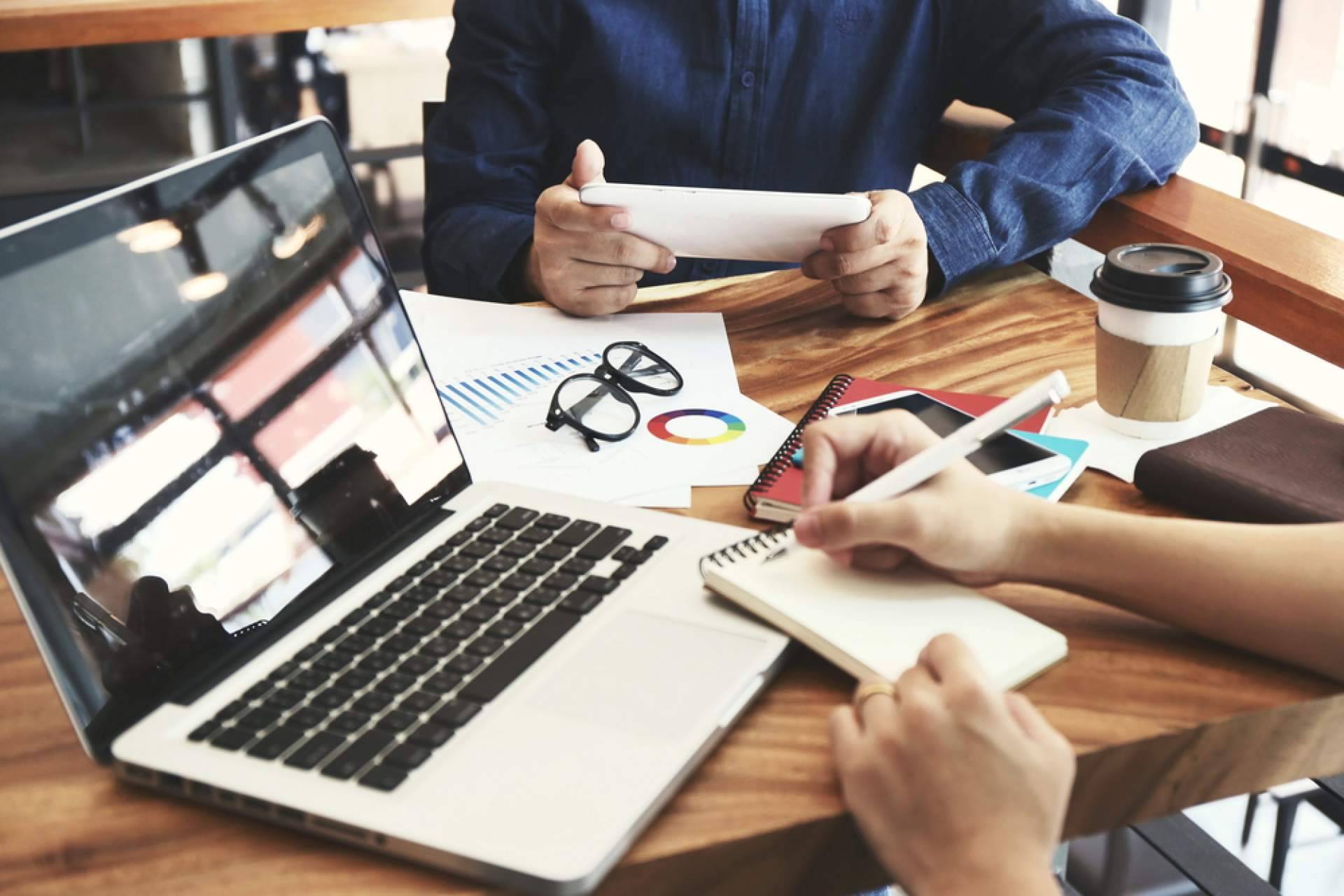 Desarrollar estrategias de marketing eficaces para empresas con la ayuda de Serendipia