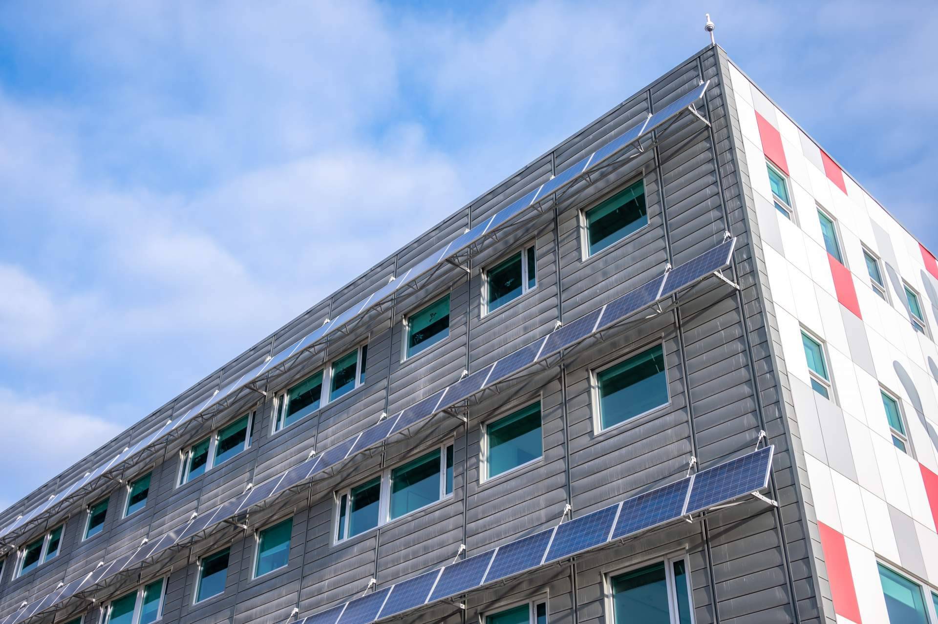 Sud Renovables instala paneles solares en fachadas