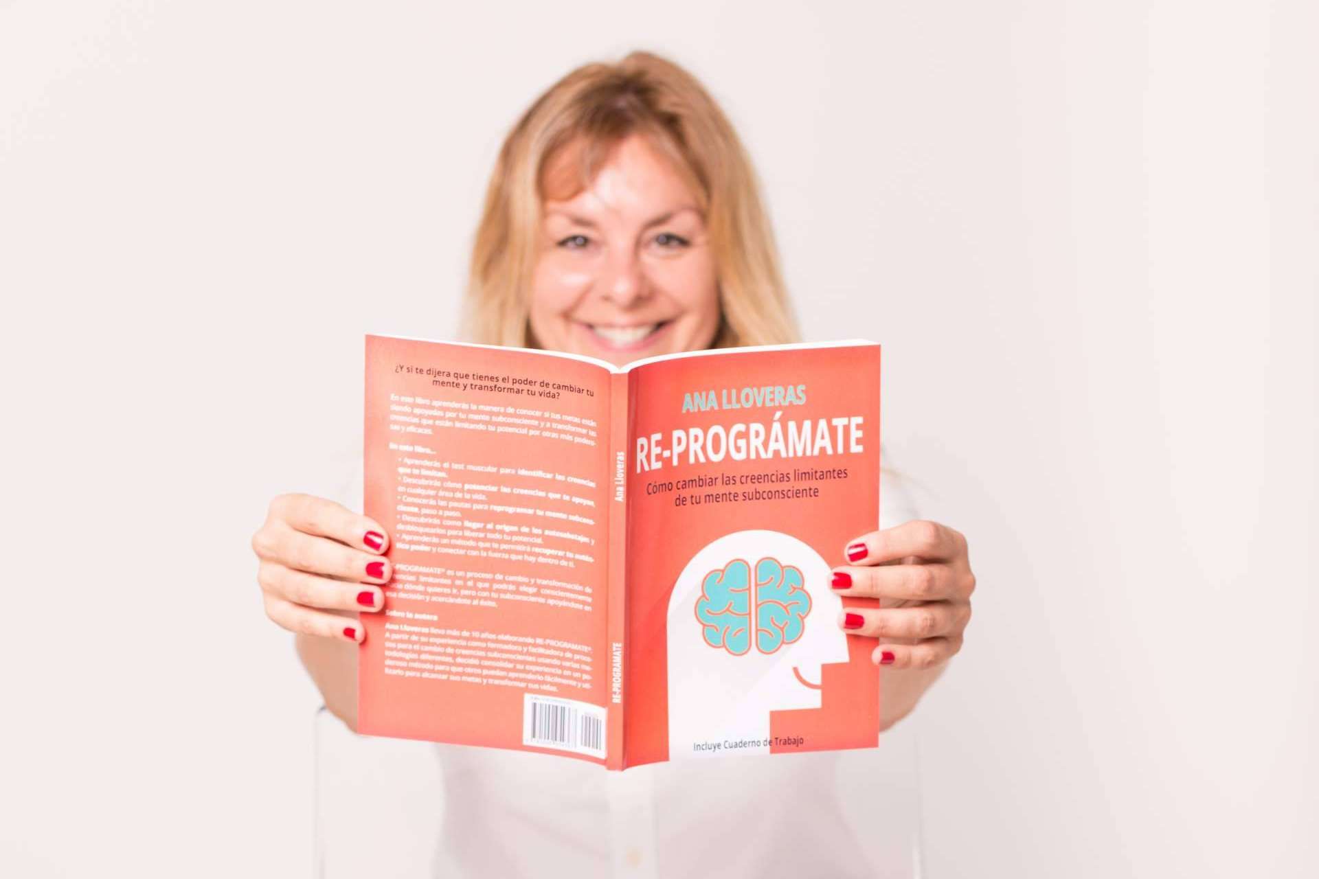 El libro Re-Prográmate de Ana Lloveras para la contribución al desarrollo personal