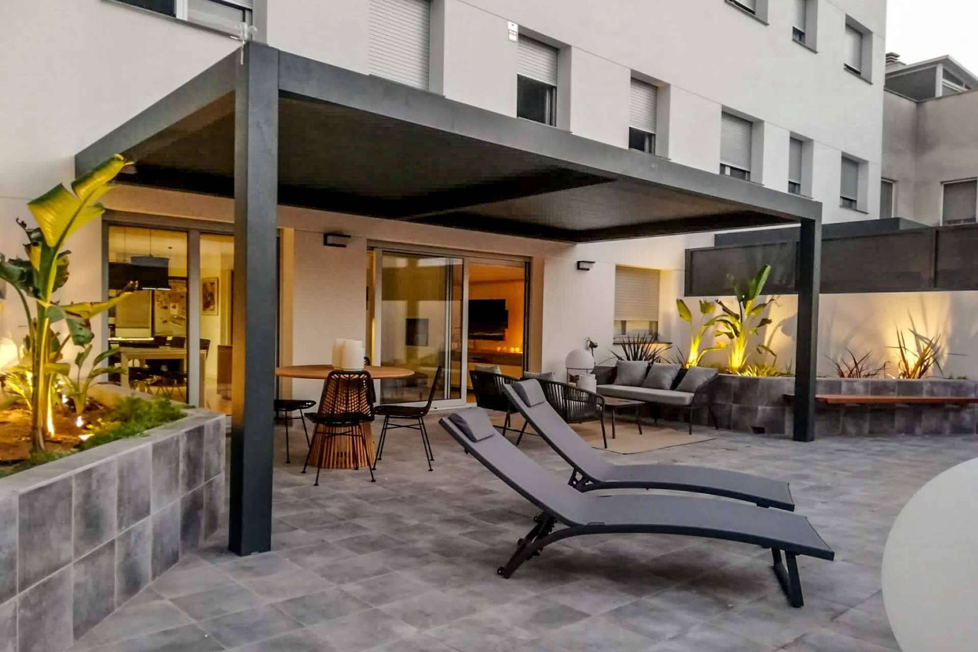 Toldo corredero, pérgolas y mosquiteras para el verano, de la mano de Alustetic