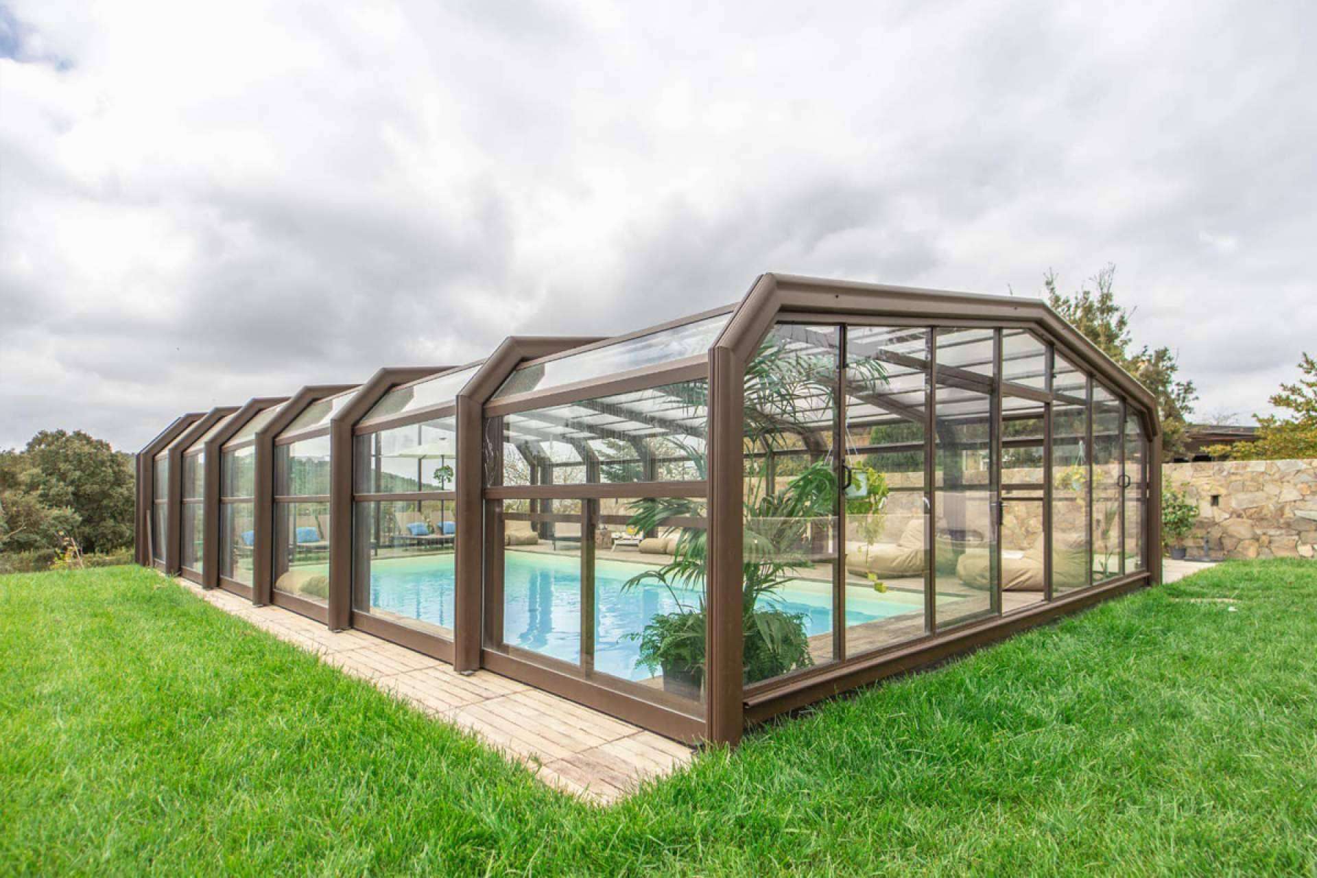 COVERTTO, una empresa especializada en la fabricación de soluciones a medida para la cubierta en piscinas