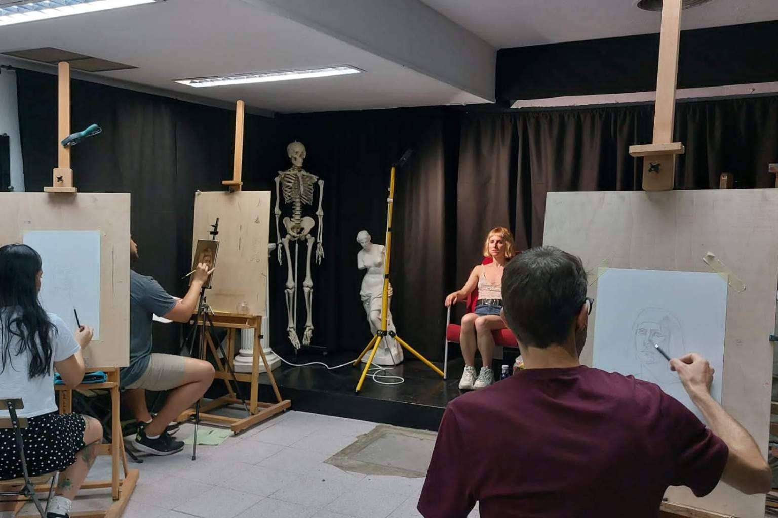 Convertirse en artista a través de los cursos intensivos para adultos en la academia de dibujo y pintura Estudio Ilógico