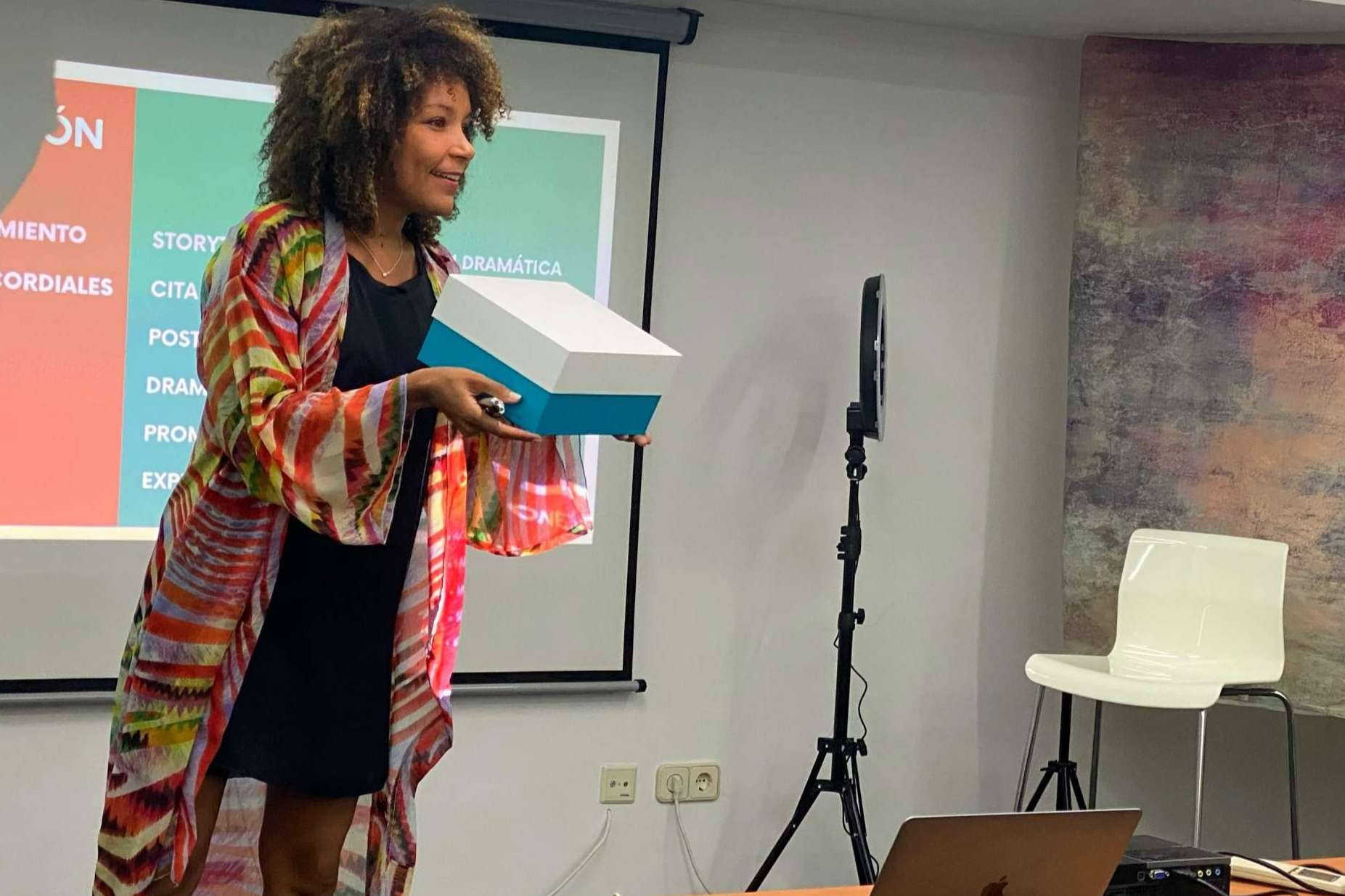 La experta en habilidades de comunicación, Esther Nguema, expone los 8 errores más frecuentes al hablar en público