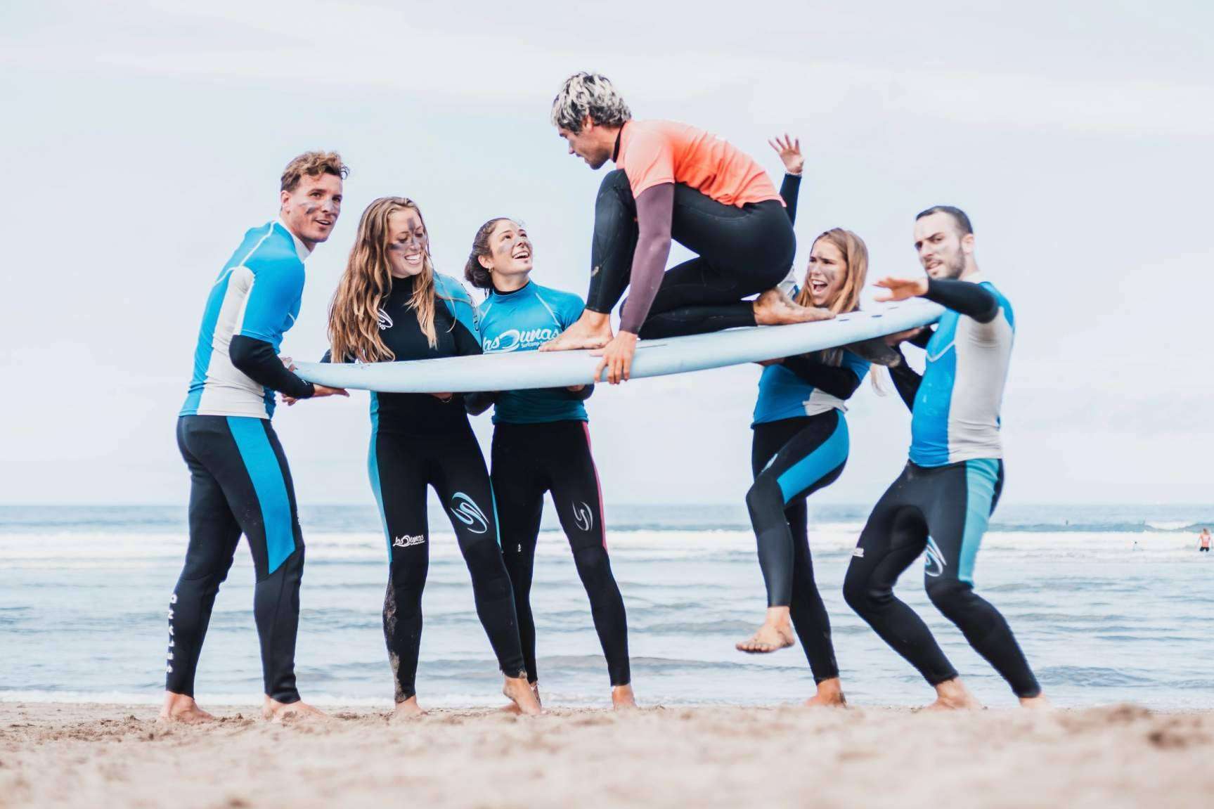 Ambiente beach lifestyle y surf de la mano de Family Surfers - Surfcamp Las Dunas