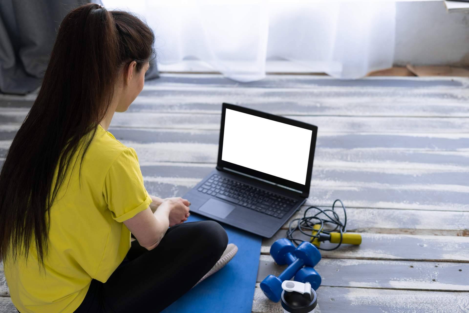 Entrenar online con el programa salud de Muévete Conmigo, enfocado a personas de 35 a 55 años