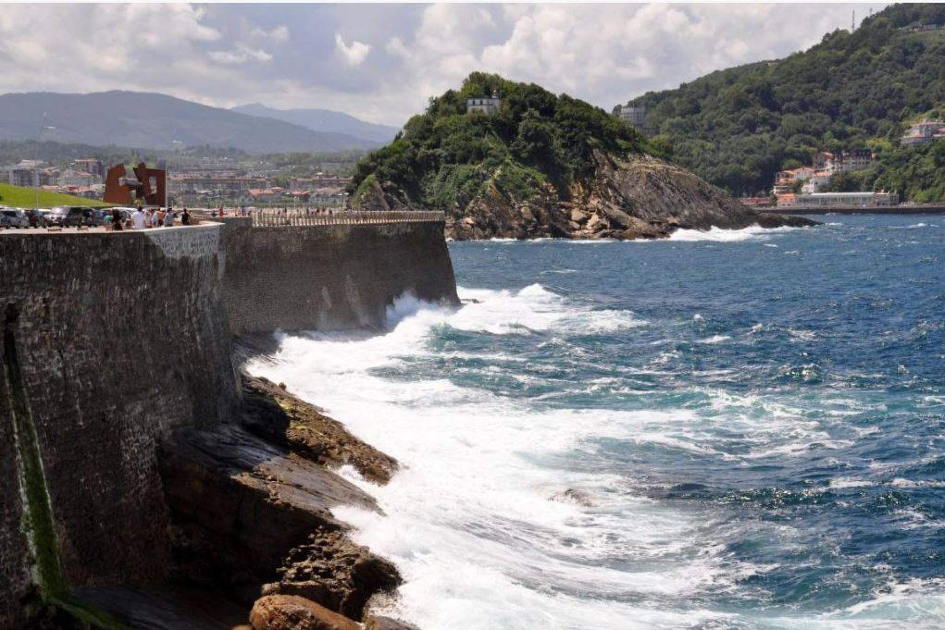 Navegar por la costa donostiarra en el catamarán de Ciudad San Sebastián