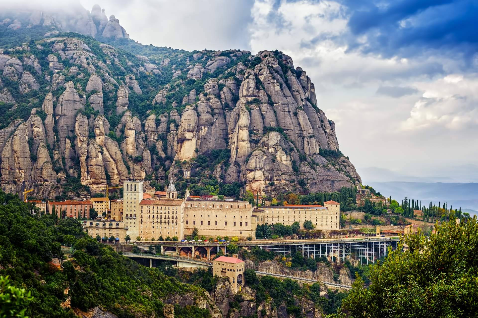 Sea & Mountain Experiences destaca por ofrecer el Tour Montserrat, que incluye visita al monasterio y  hiking por las ermitas