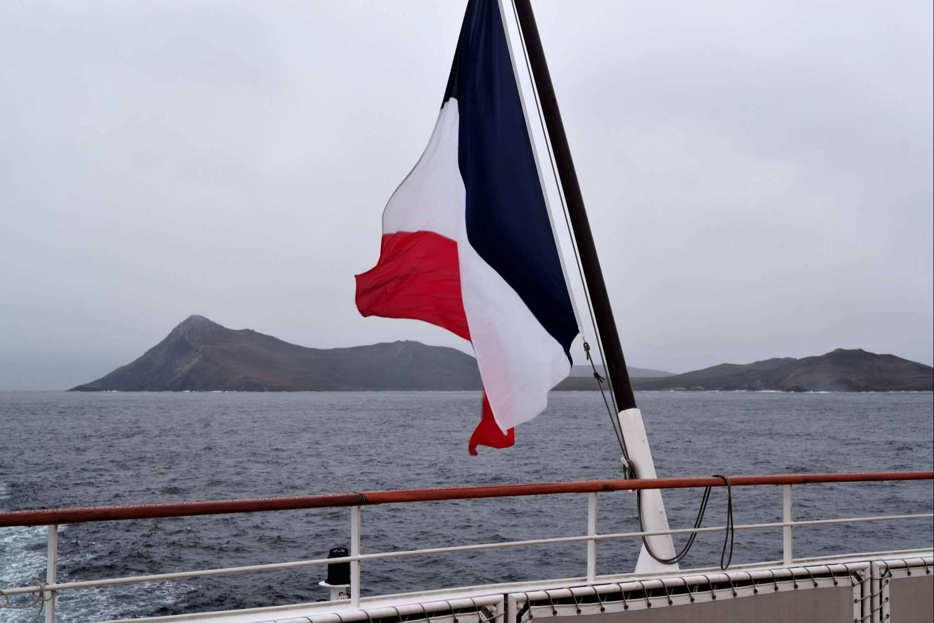 Las astas de bandera se encuentran en el catálogo de accesorios náuticos de Argonautica